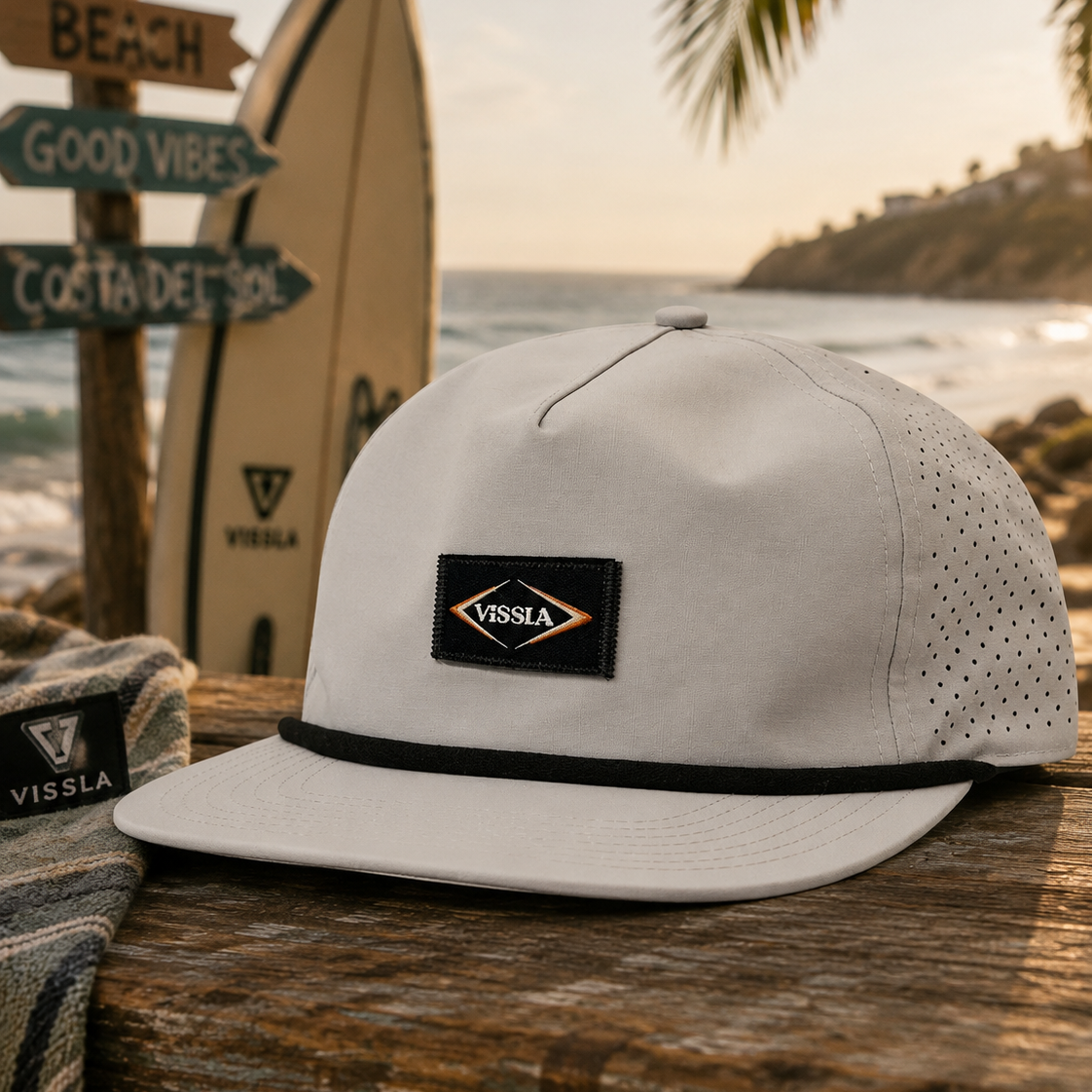 Gorra Vissla Lay Day Hybrid Trucker gris claro estilo surf lifestyle junto al mar