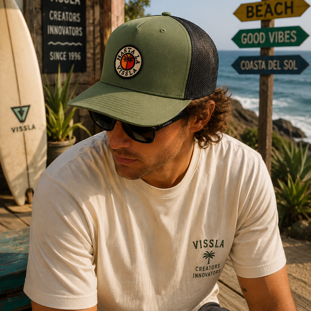 Gorra Vissla Solid Sets Eco Trucker Army en ambiente surf lifestyle premium junto al mar