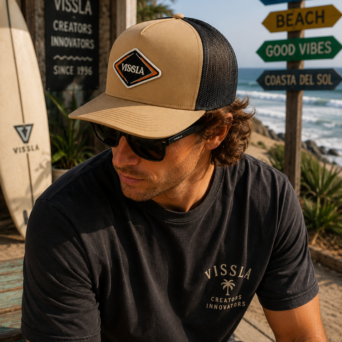 Gorra Vissla Solid Sets Eco Trucker Bronze en ambiente surf lifestyle junto al mar