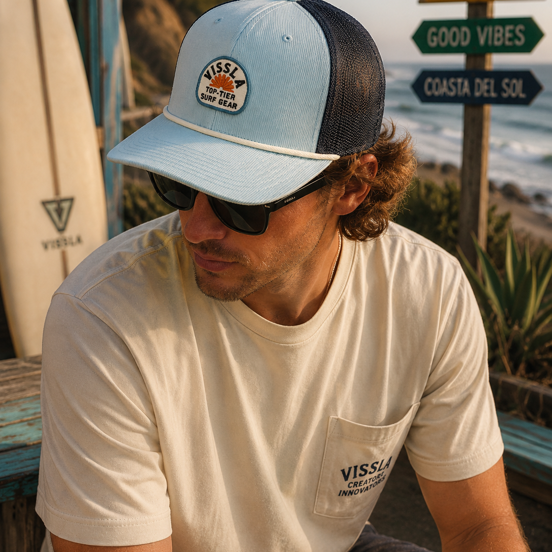 Gorra Vissla West Winds Trucker Faded Denim en ambiente surf lifestyle premium junto al mar