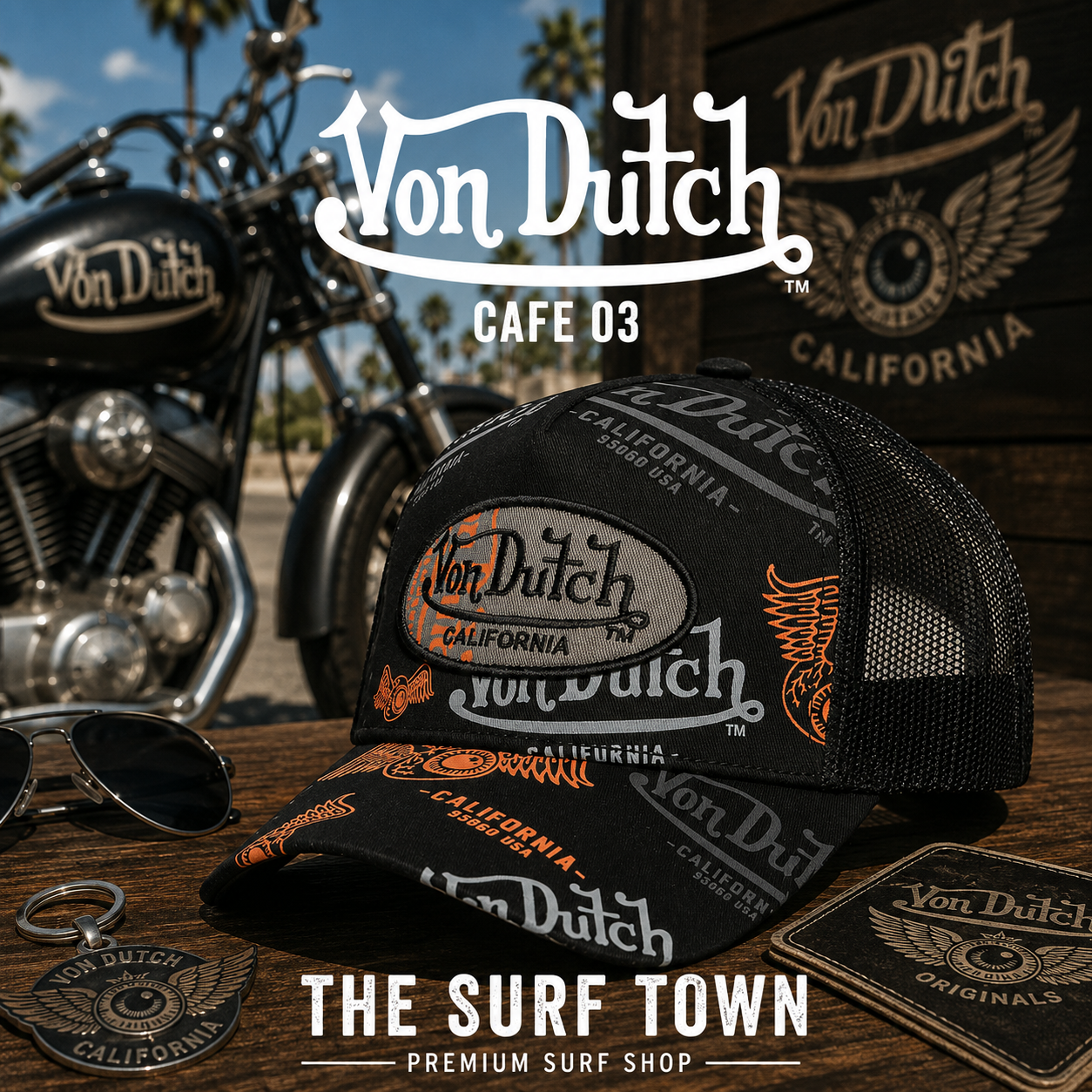 Gorra Von Dutch Cafe 03 en una fotografía editorial exclusiva creada por THE SURF TOWN con estética café racer, moto custom y luz natural diurna, destacando el estampado integral en negro y naranja, el parche bordado Von Dutch y el diseño trucker premium.