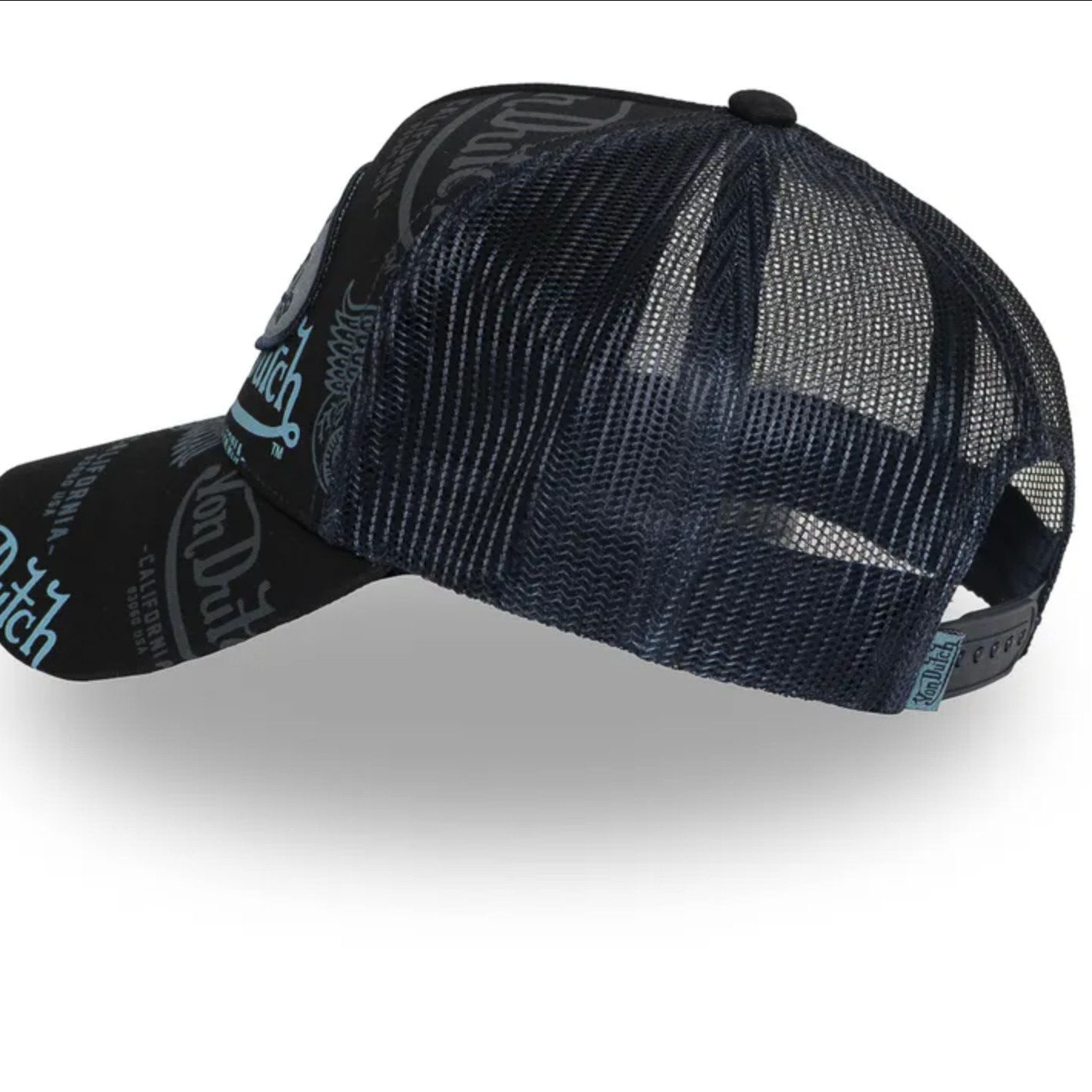 lateral de la gorra von dutch cafe 06 de color negro con parche delantero y logos en tonos azules