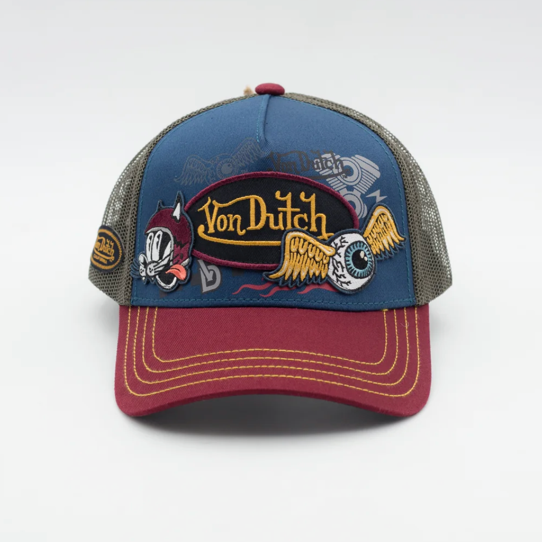 parte delantera de la Gorra Von Dutch Patches 20 con visera burdeos y copa azul marino con parches de la marca y parte trasera de rejilla de color gris