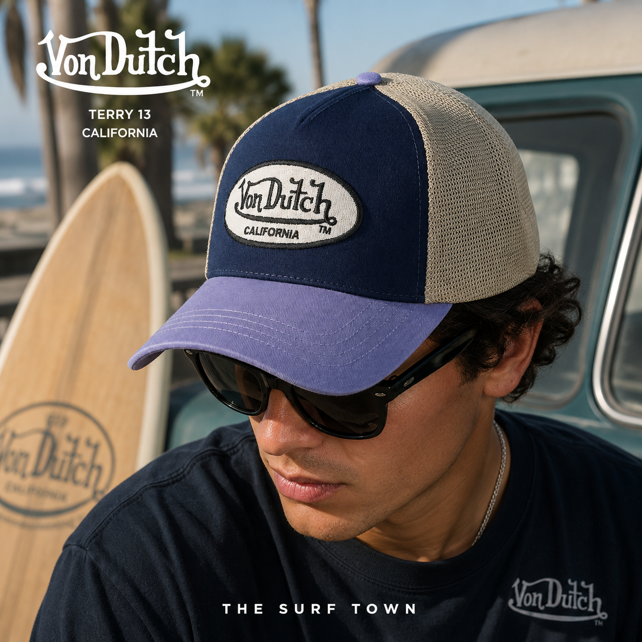 Gorra Von Dutch Terry 13 azul marino y lila con rejilla beige en fotografía editorial propia de THE SURF TOWN inspirada en el surf lifestyle de California y la cultura trucker americana.