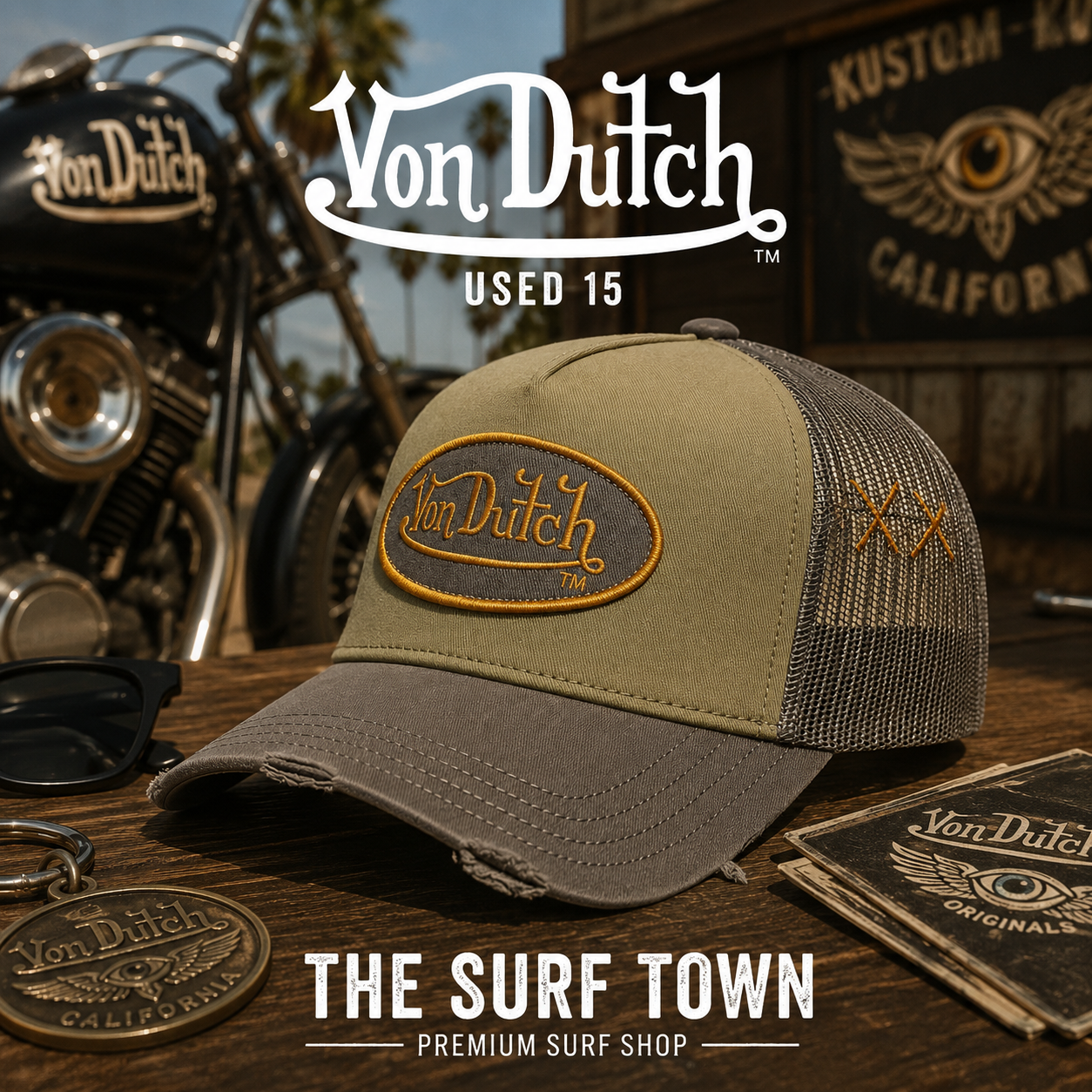 Gorra Von Dutch Used 15 en una fotografía editorial exclusiva creada por THE SURF TOWN con estética café racer, moto custom y luz natural diurna, destacando el parche bordado Von Dutch, el diseño trucker premium y la combinación de verde oliva y gris.