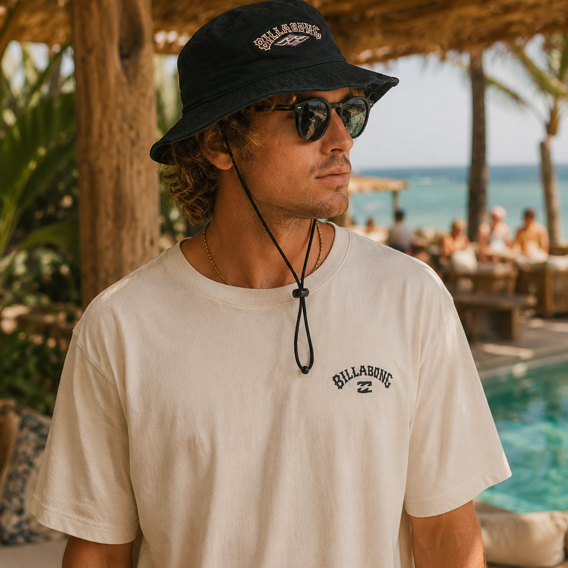 Gorro bucket Billabong negro para hombre en beach club tropical junto al mar