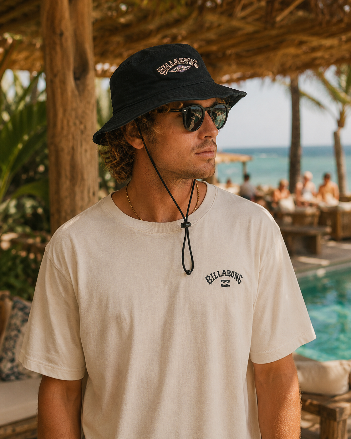 Gorro bucket Billabong negro para hombre en beach club tropical junto al mar
