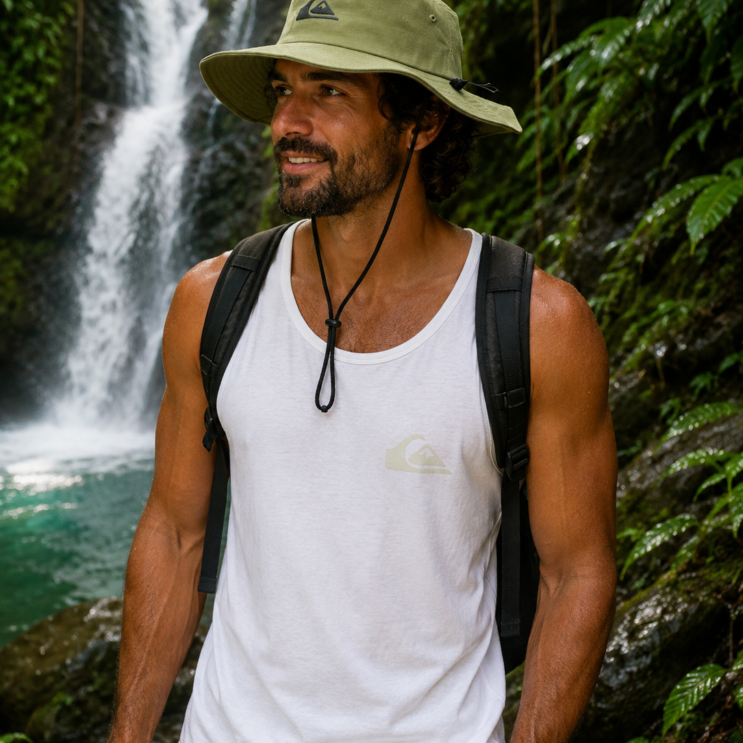 Gorro Quiksilver Bushmaster khaki en cascada tropical selva surf adventure premium