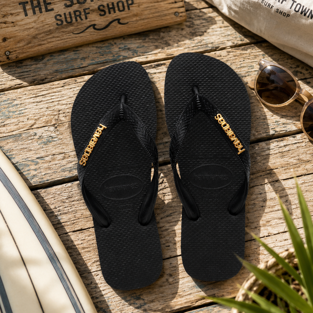 Chanclas Havaianas Top Metallic negras unisex en escenario surf lifestyle premium de THE SURF TOWN