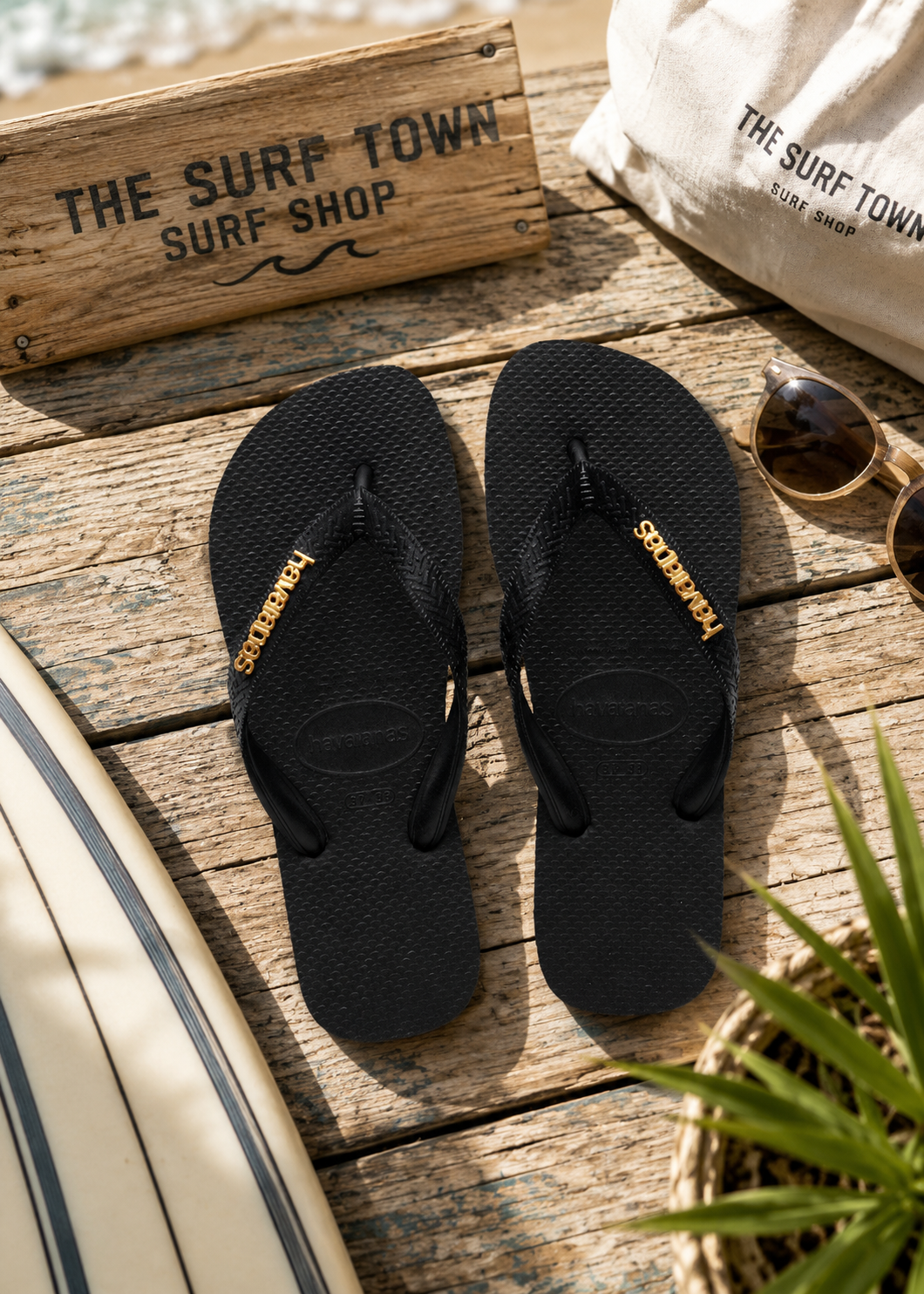 Chanclas Havaianas Top Metallic negras unisex en escenario surf lifestyle premium de THE SURF TOWN