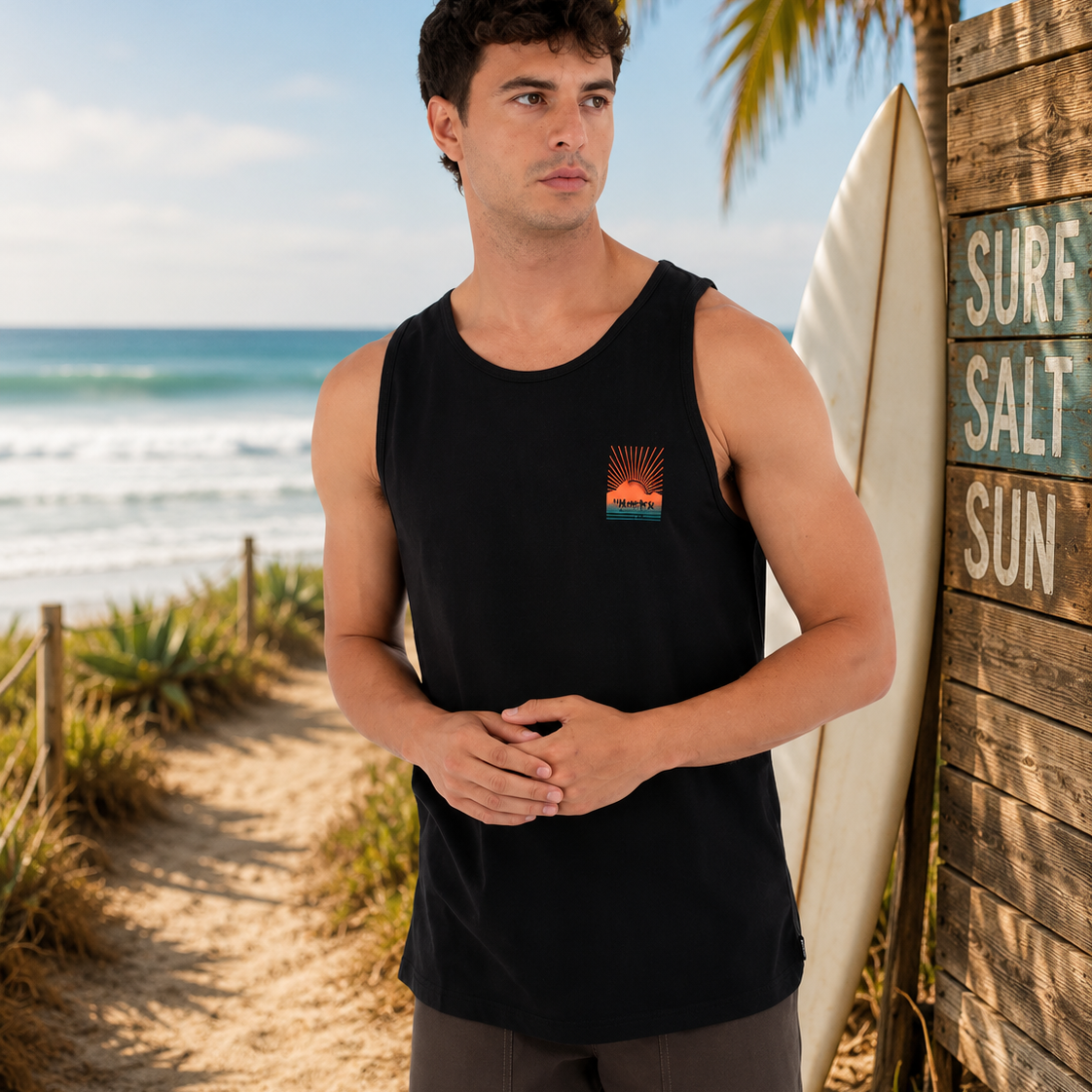 Camiseta de tirantes Hurley negra para hombre con diseño surfwear en escenario lifestyle surf junto a la playa