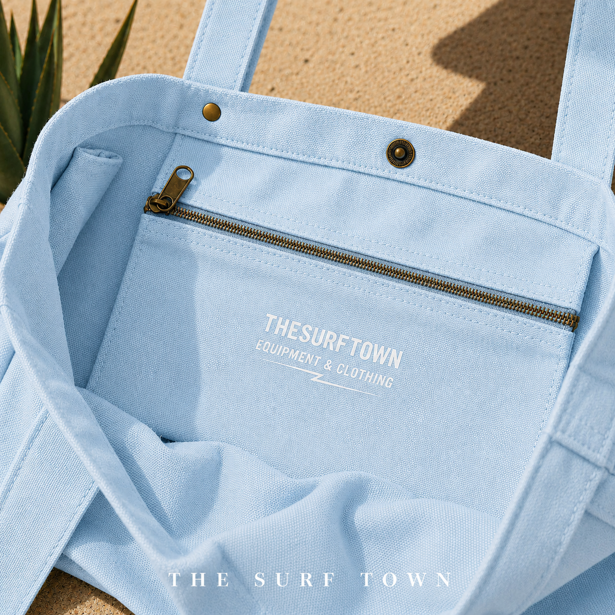 Interior del bolso The Surf Town Tote Beach Bag Blue Sky con bolsillo interior con cremallera y acabados premium, imagen exclusiva creada por THE SURF TOWN mostrando la capacidad y funcionalidad del bolso de playa de algodón azul cielo premium