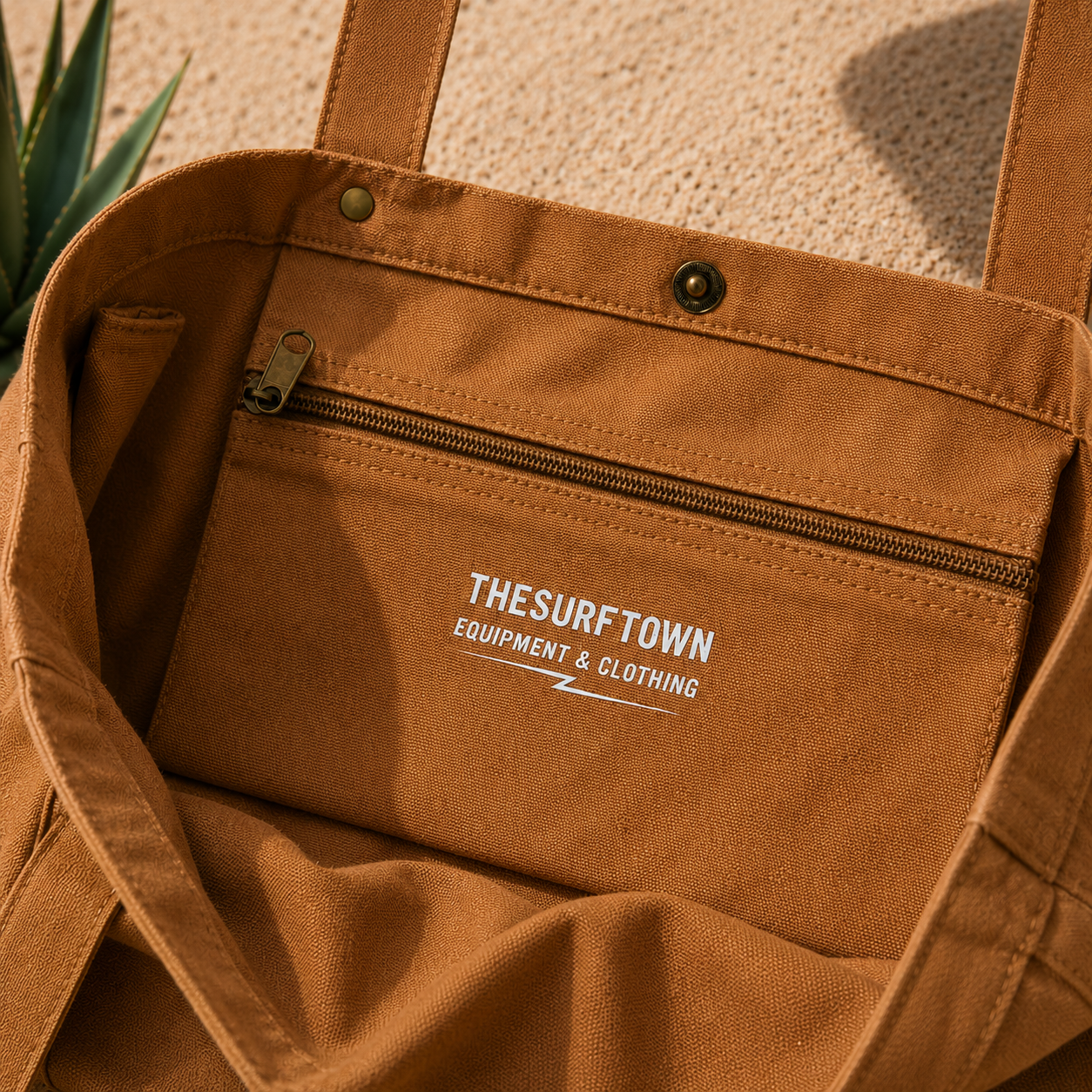 Interior del bolso The Surf Town Tote Beach Bag Caramel con bolsillo interior con cremallera y acabados premium, imagen exclusiva creada por THE SURF TOWN mostrando la capacidad y funcionalidad del bolso de playa de algodón