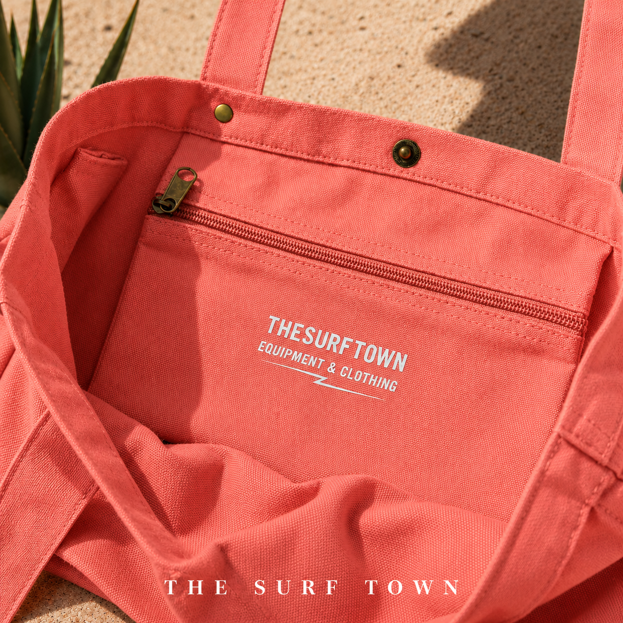 Interior del bolso The Surf Town Tote Beach Bag Coral con bolsillo interior con cremallera y cierre de presión, imagen exclusiva creada por THE SURF TOWN mostrando los acabados del bolso de playa de algodón premium