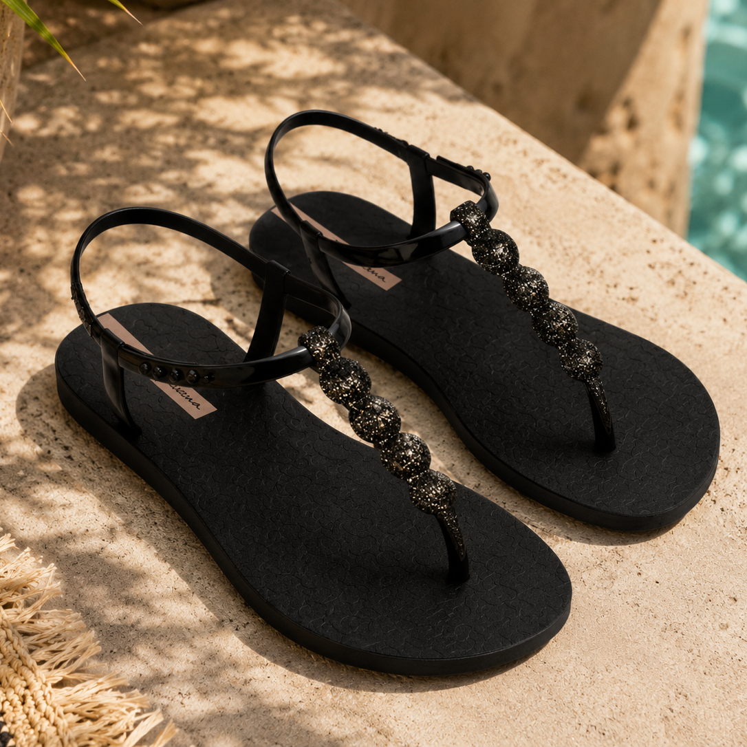 Sandalias Ipanema Class Easy On Glow negras con detalles glitter en terraza mediterránea junto a piscina