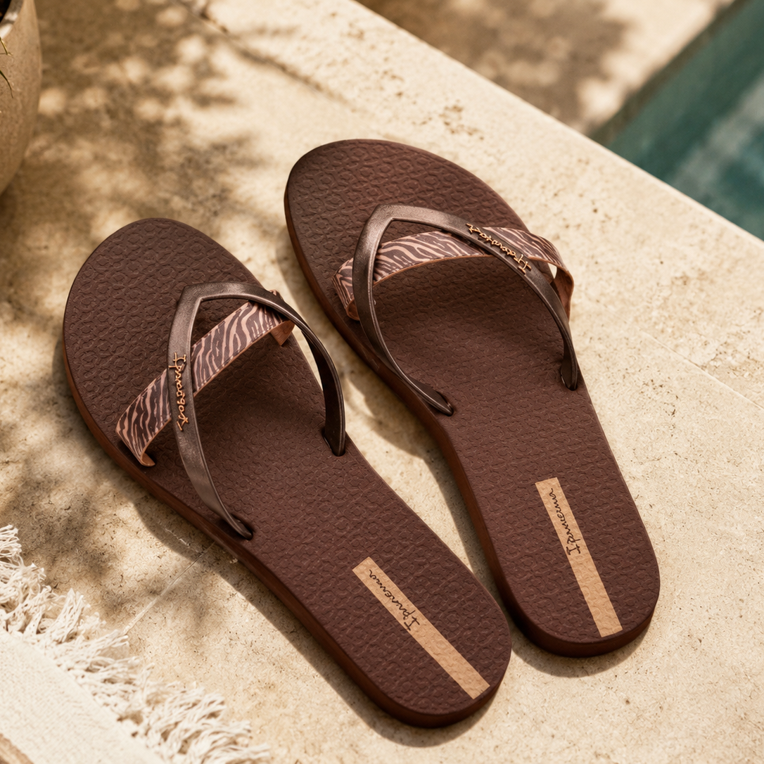 Chanclas Ipanema Kirei Chic Fem marrones para mujer en escenario coastal luxury junto a piscina mediterránea