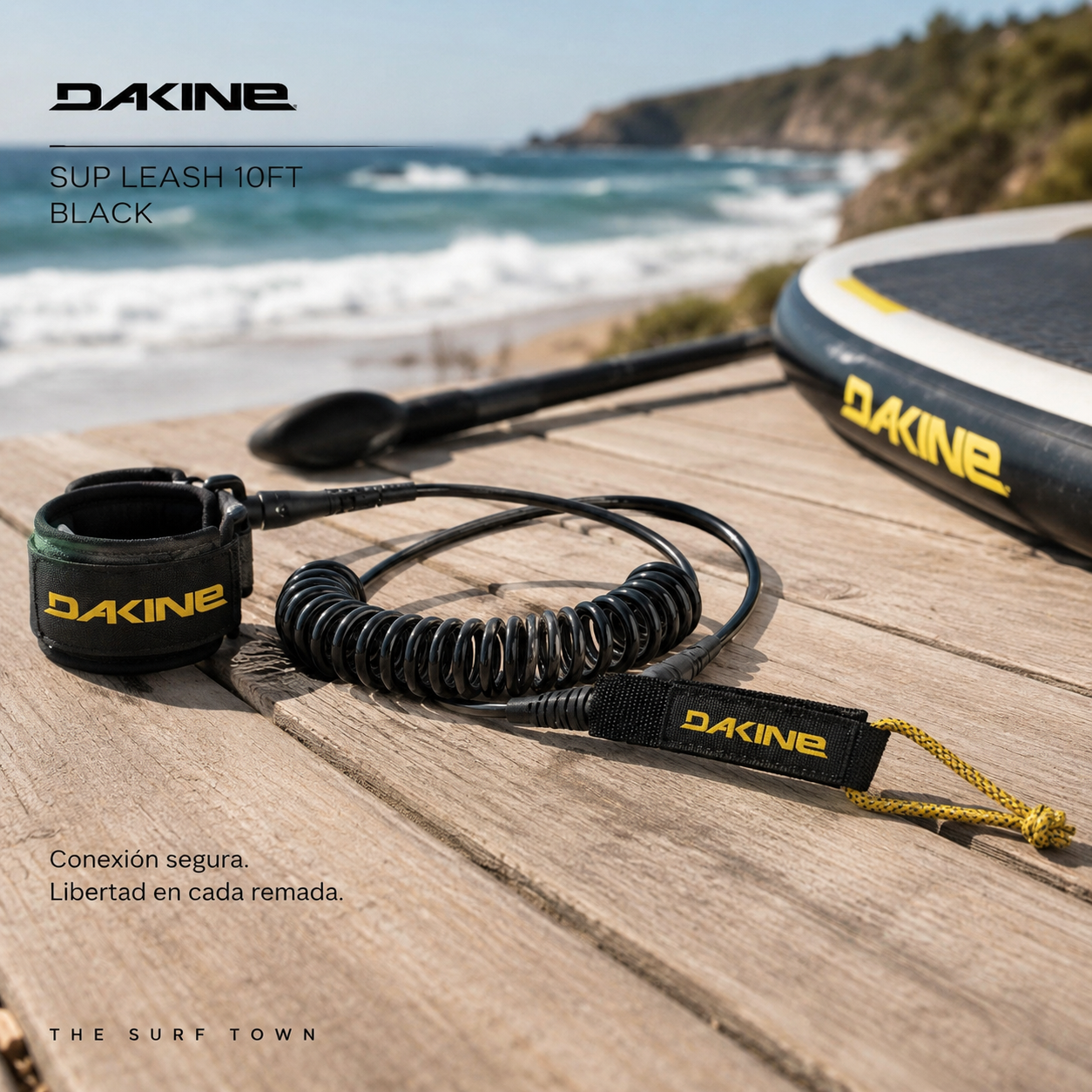 Leash SUP Dakine 10FT Black sobre tabla de paddle surf junto al mar, fotografía editorial propia de THE SURF TOWN en entorno surf y paddle premium