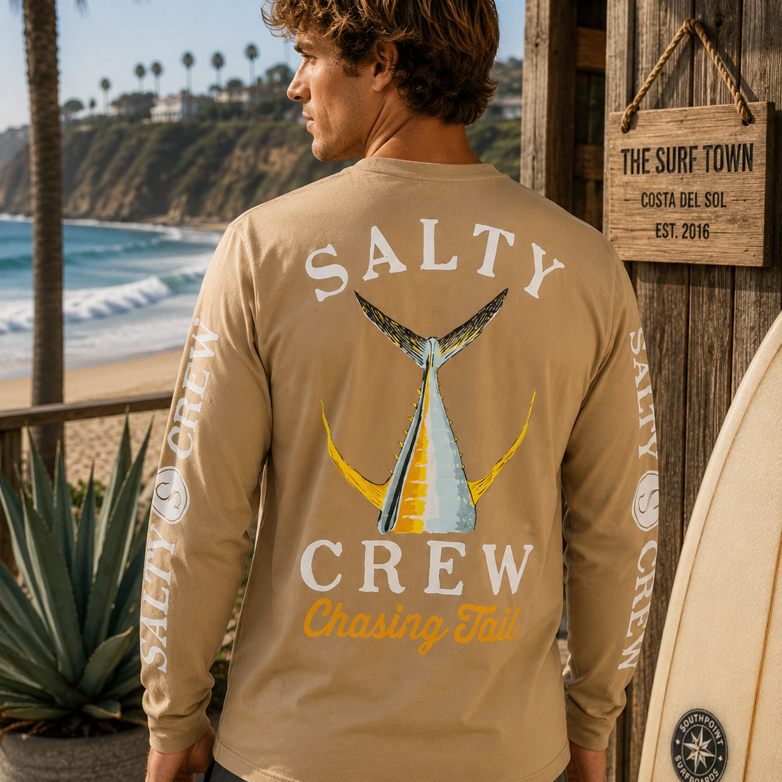 Licra Salty Crew Tailed LS Khaki UPF50 para hombre en ambiente surf lifestyle junto a la playa con estilo Costa del Sol y beach vibes premium
