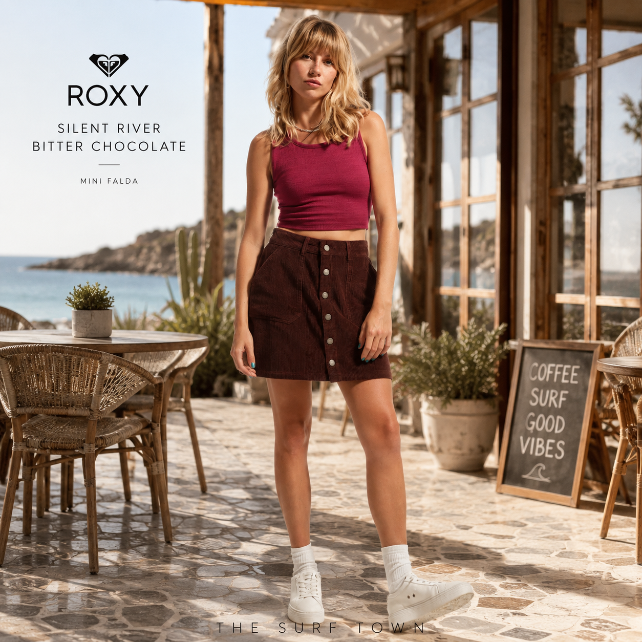 Mini Falda Roxy Silent River Bitter Chocolate en fotografía editorial propia de THE SURF TOWN en cafetería premium frente al mar con estilo surf lifestyle femenino