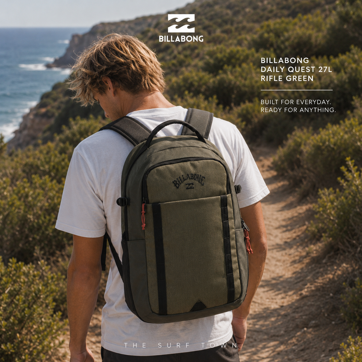 Mochila Billabong Daily Quest 27L Rifle Green en fotografía editorial propia de THE SURF TOWN sobre sendero costero mediterráneo con luz natural y estilo outdoor surf premium