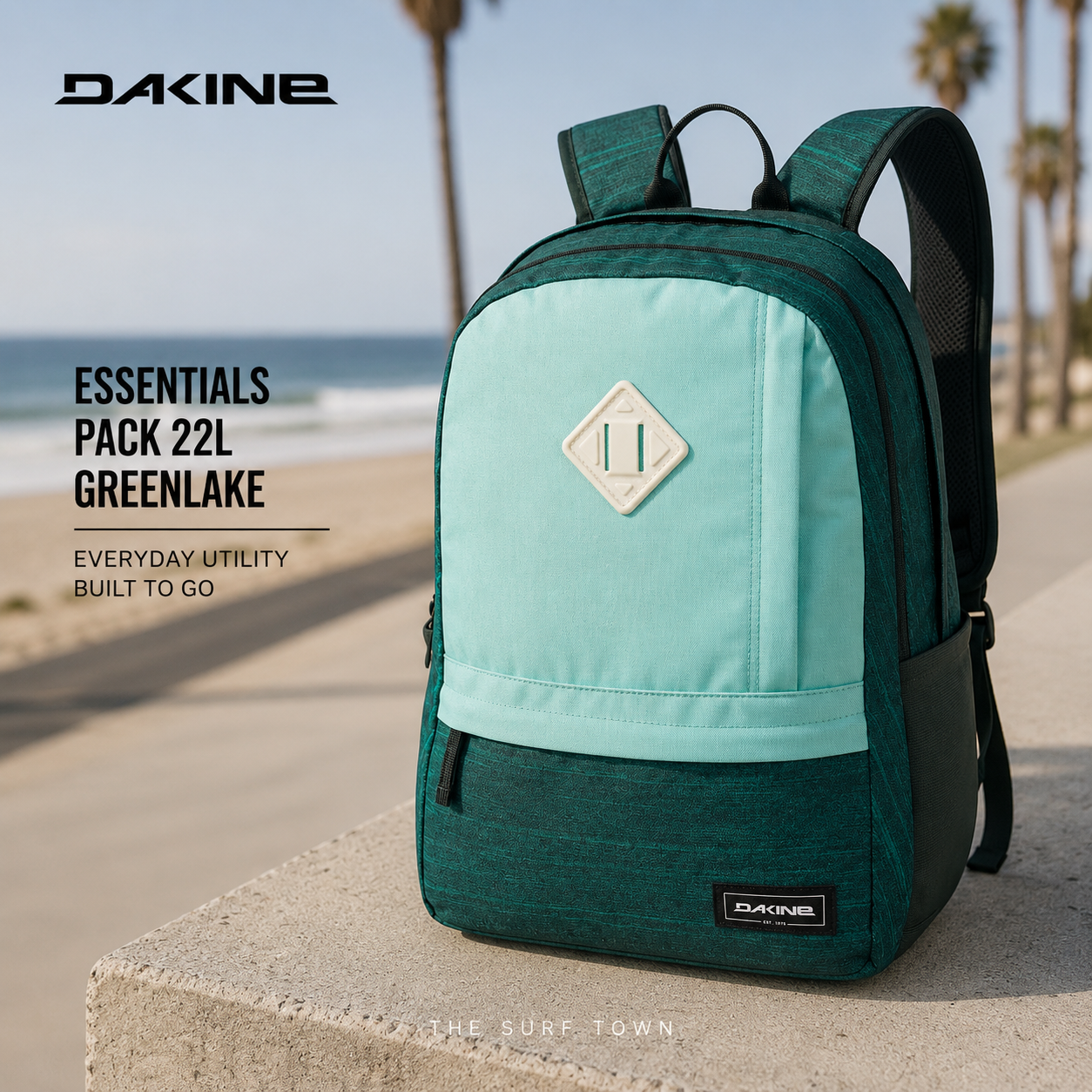 Mochila Dakine Essentials Pack 22L Greenlake en fotografía editorial propia de THE SURF TOWN, mochila urbana verde y turquesa para uso diario, instituto, trabajo y surf lifestyle