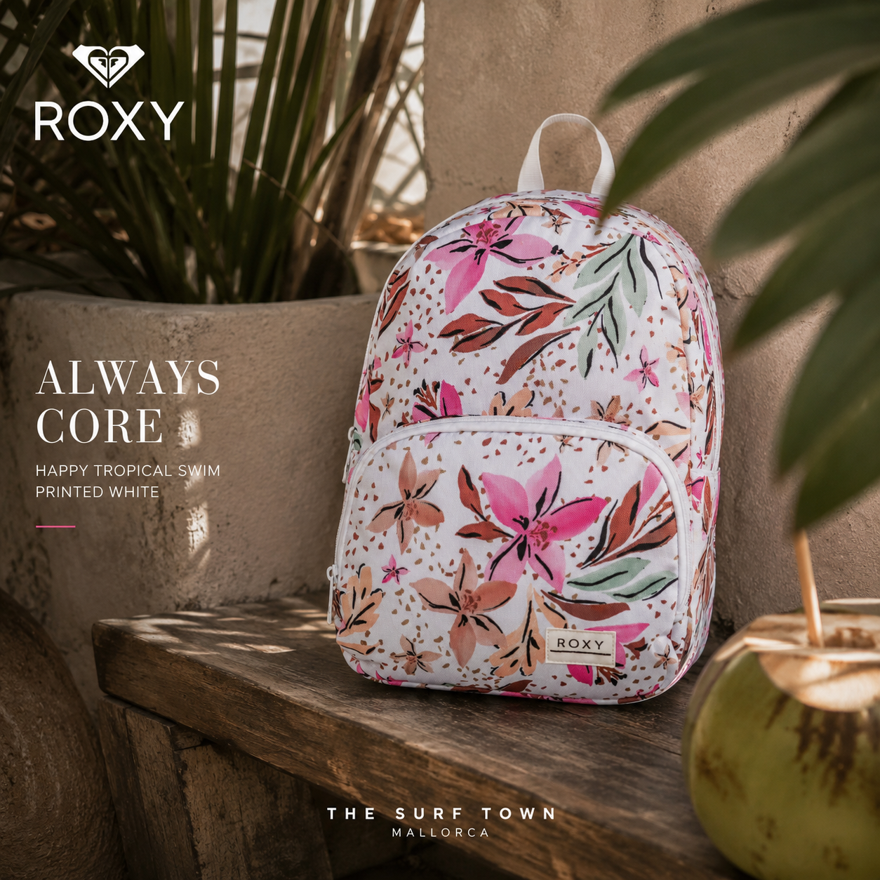 Mochila Roxy Always Core Printed White Happy Tropical Swim en fotografía editorial propia de THE SURF TOWN sobre banco de madera tropical con estilo beach club premium y surf lifestyle femenino