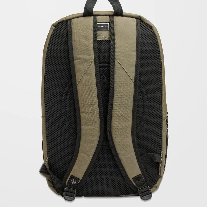 parte trasera de Mochila Volcom Roamer 3 Wintermoss de 24 litros en un campus costero, imagen editorial propia de THE SURF TOWN