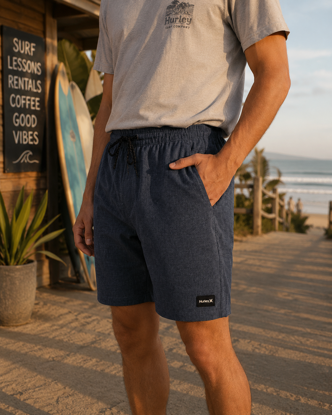 Pantalón Hurley Gym Blue 18 para hombre en surf shack frente al mar estilo surf lifestyle premium