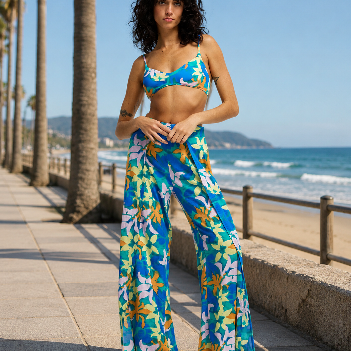 Pantalones Billabong Split Spirit Agua Flores para mujer en paseo marítimo estilo coastal lifestyle premium