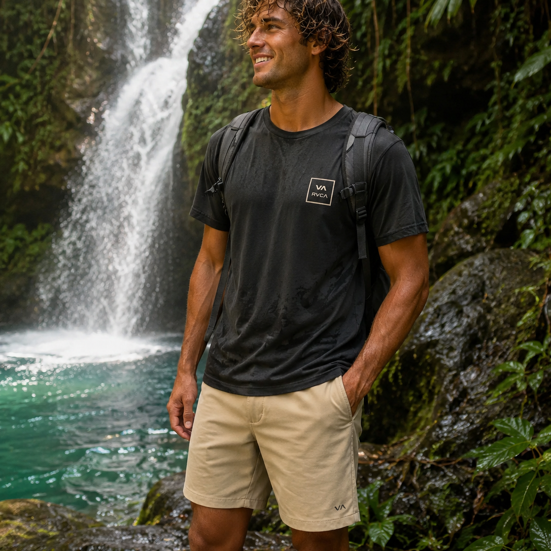 Pantalón híbrido RVCA khaki hombre en cascada tropical selva lifestyle premium