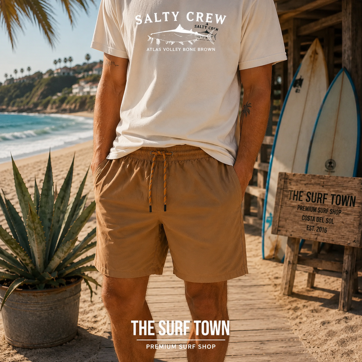 Pantalones Salty Crew Atlas Volley Bone Brown para hombre en ambiente surf lifestyle junto a la playa con estilo Costa del Sol y beach vibes premium