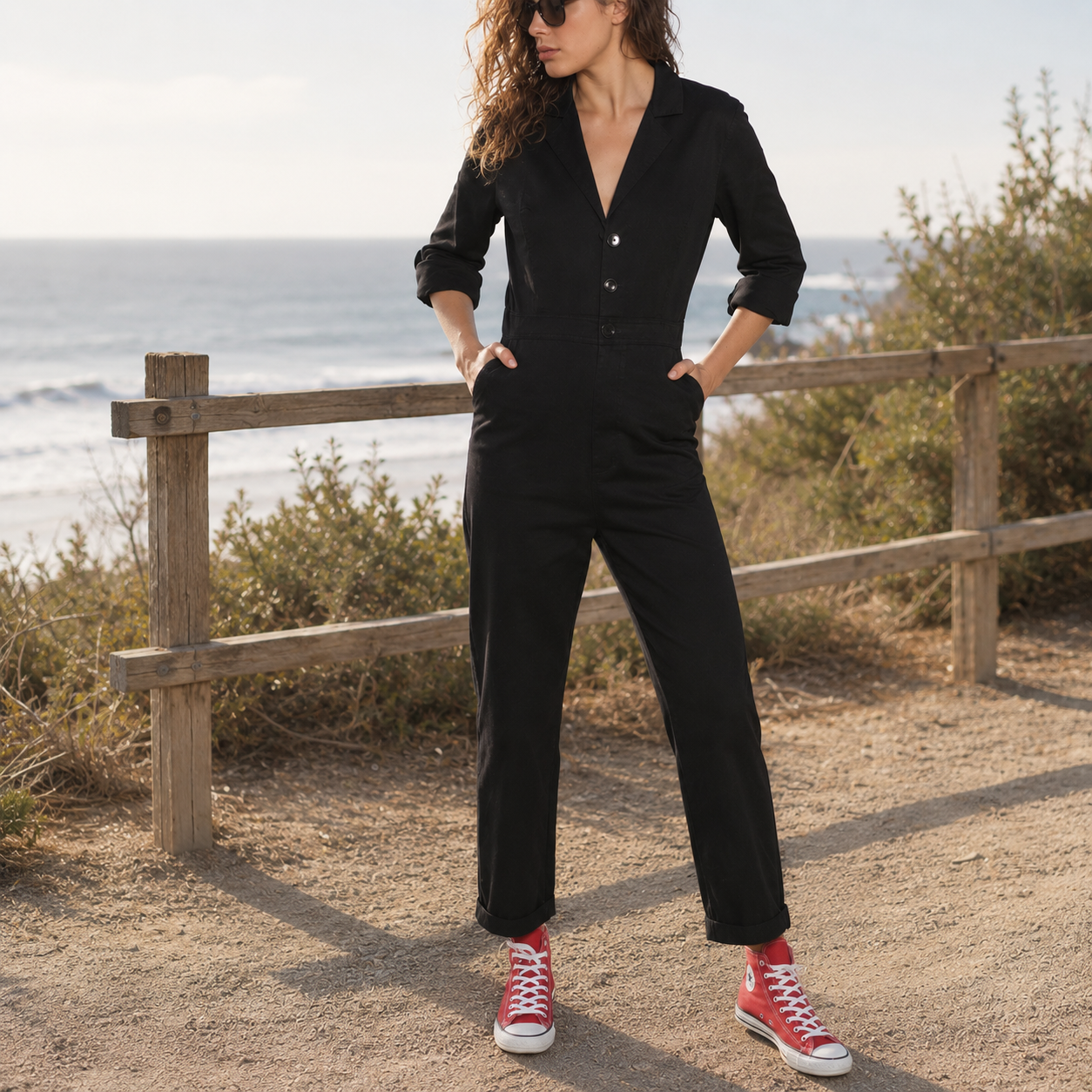 Peto Volcom Frochic Boiler Suit Black en fotografía editorial propia de THE SURF TOWN, mono negro para mujer con estilo surf urbano premium junto al océano