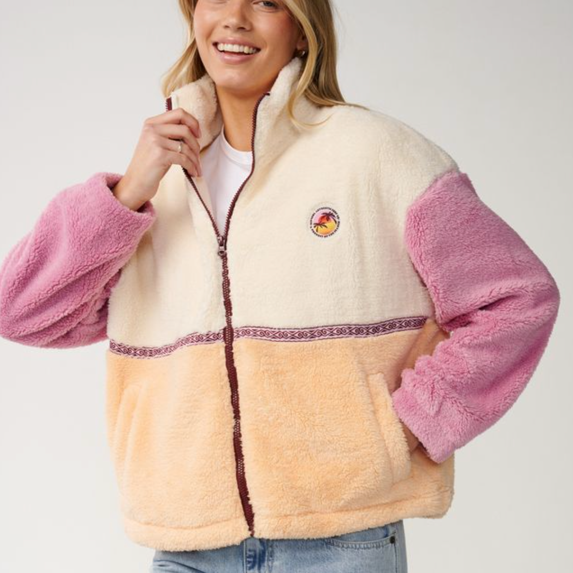 mujer vistiendo una Forro Polar Rip Curl Surf Revival Hershell