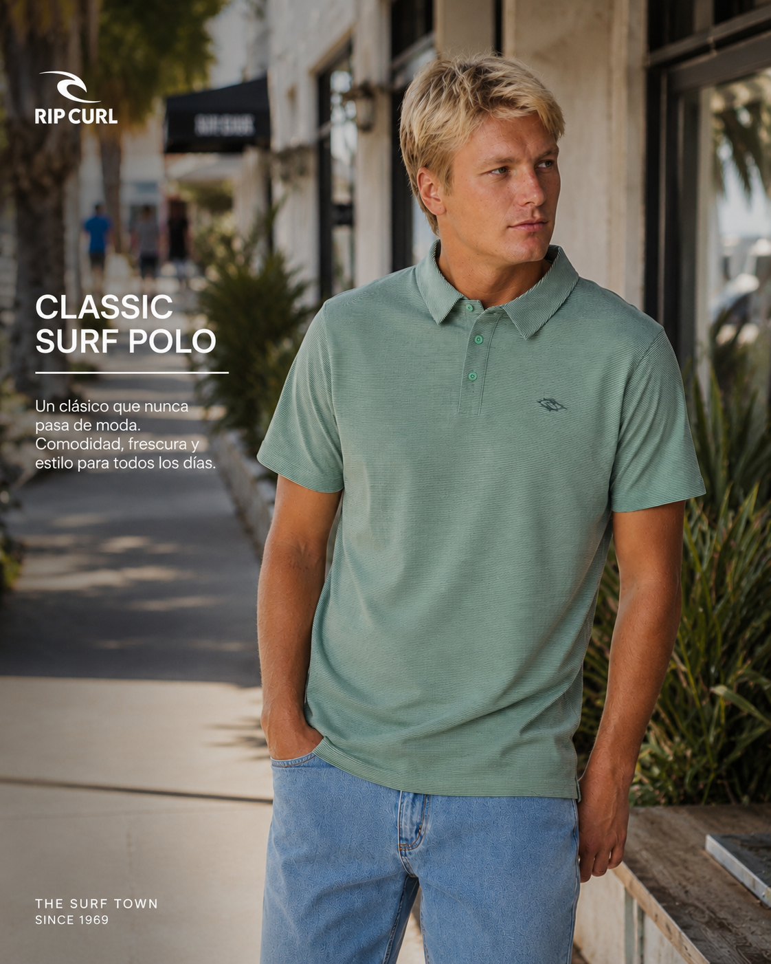 Polo Rip Curl verde de hombre en escena surf resort tropical premium