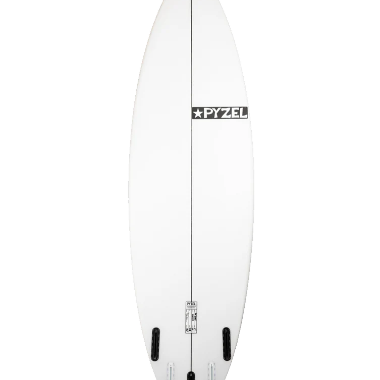 parte de abajo de Tabla de surf Pyzel Ghost en fotografía editorial propia de THE SURF TOWN con ambiente surf premium, mar azul, luz solar diurna y fondo costero lifestyle para destacar uno de los modelos de alto rendimiento más versátiles de Pyzel Surfboards.