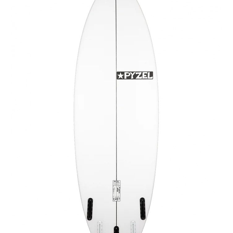 Parte de abajo de la Tabla de surf Pyzel Gremlin en fotografía editorial propia de THE SURF TOWN con ambiente surf premium, playa de aguas cristalinas, luz solar diurna y fondo lifestyle costero para destacar este modelo de alto volumen y gran velocidad para olas pequeñas y medianas.