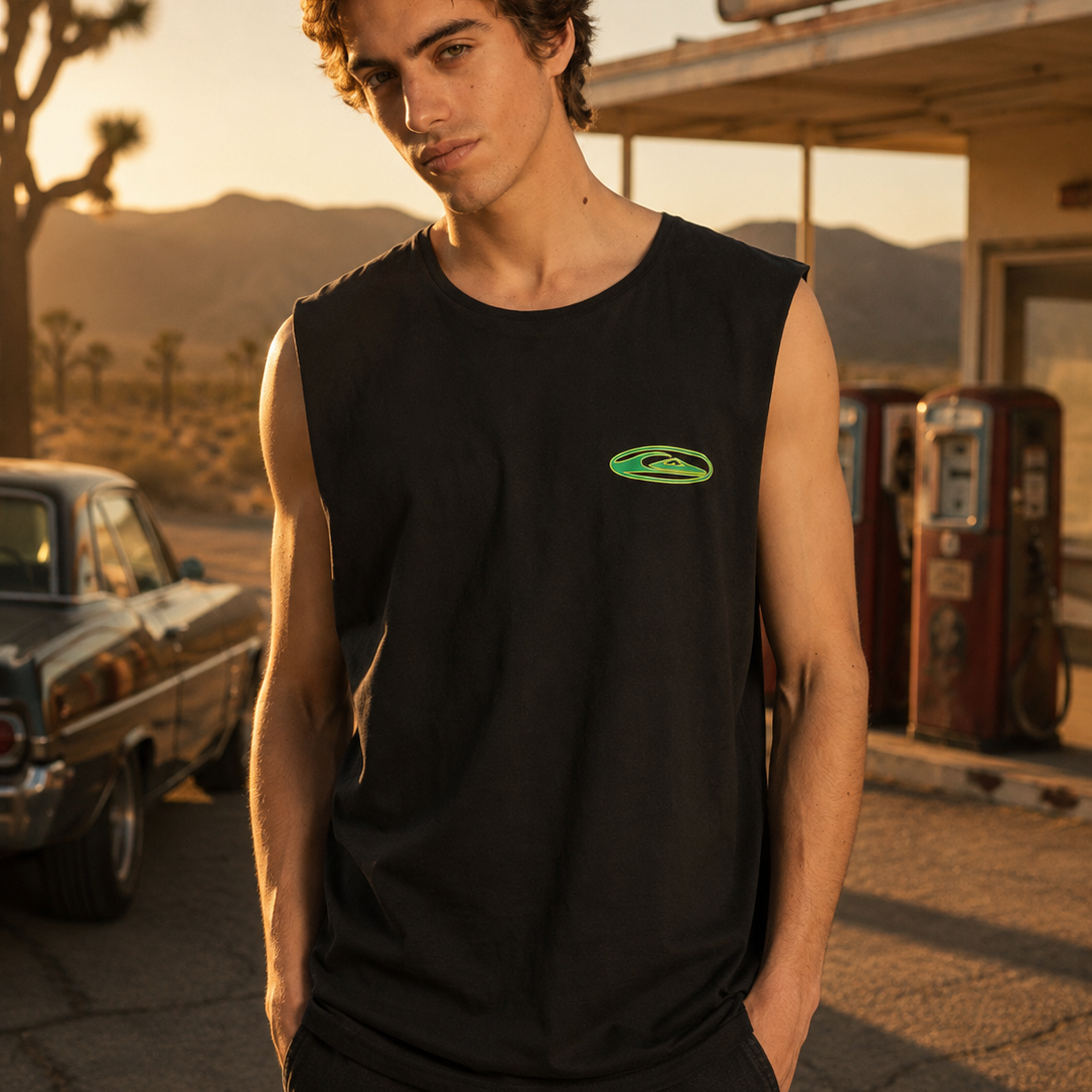 Camiseta sin mangas Quiksilver EV Quikglobe Muscle negra hombre estilo surf retro en gasolinera desierto