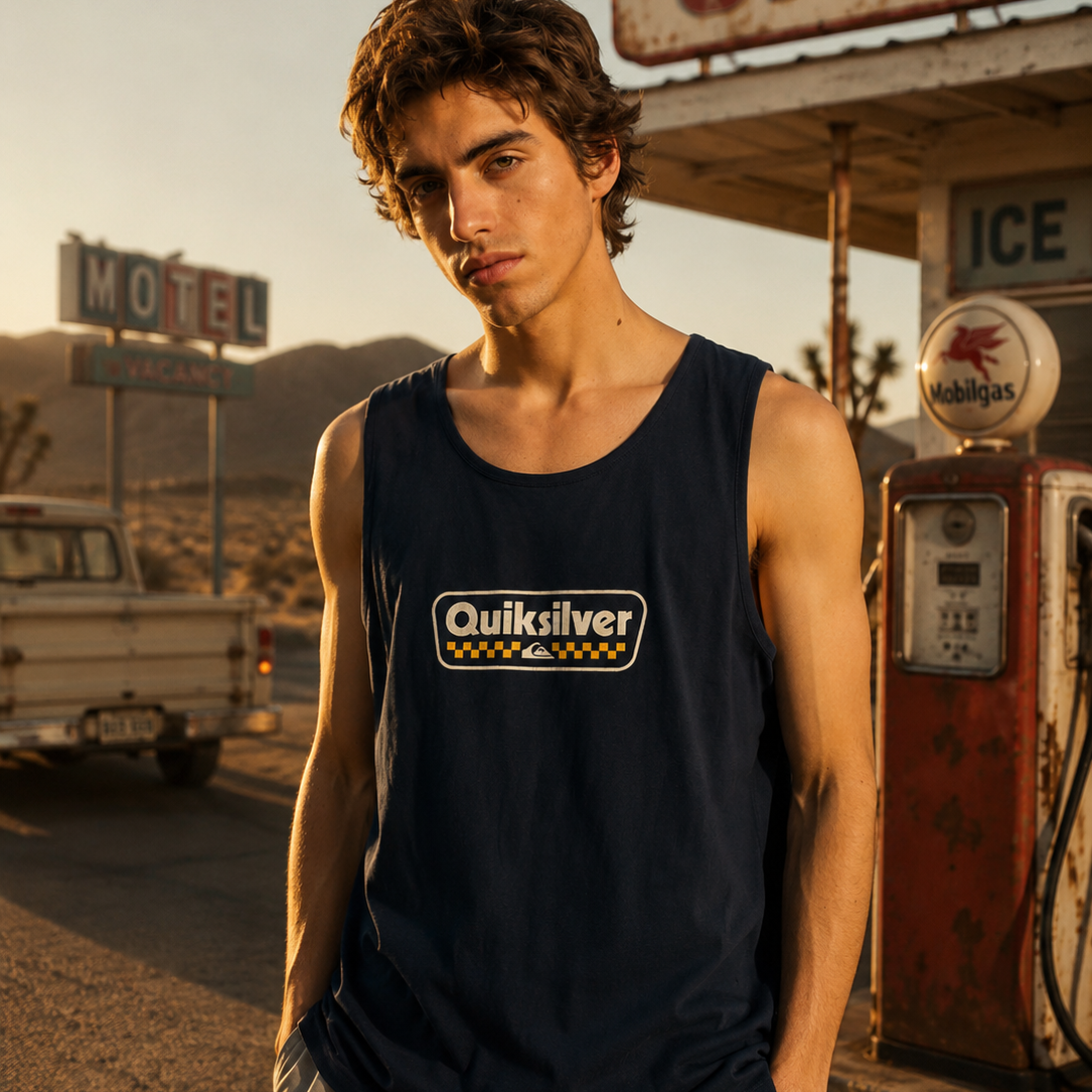 Camiseta sin mangas Quiksilver EV Starting Grid Dark Navy hombre estilo surf cinema aesthetic en gasolinera retro del desierto