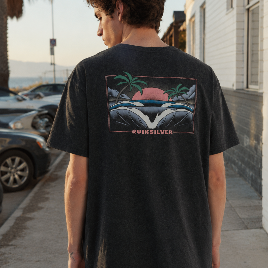 Camiseta Quiksilver Hellbender Black para hombre en escena surf street lifestyle junto al paseo marítimo al atardecer