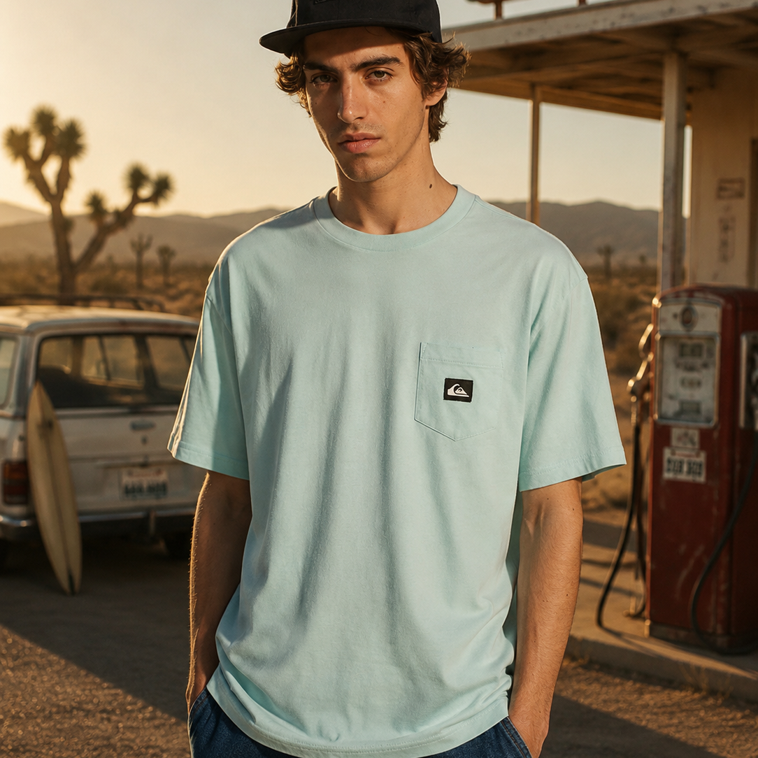Camiseta Quiksilver Salt Water Pocket Blue Haze hombre estilo surf cinema aesthetic en gasolinera retro del desierto