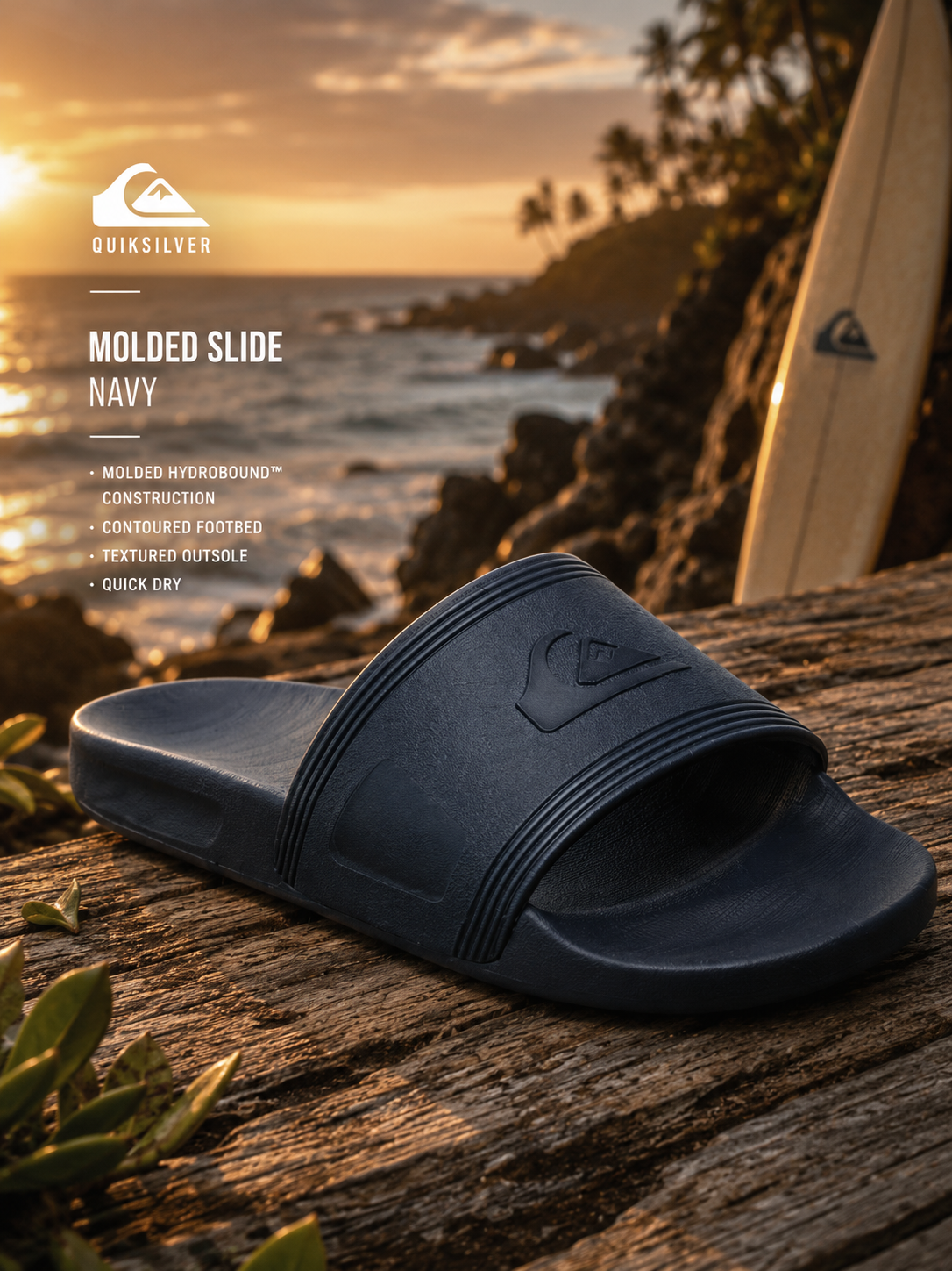 Chanclas Quiksilver Dockyard Indigo de pala para hombre en escenario surf premium sobre madera frente al mar al atardecer