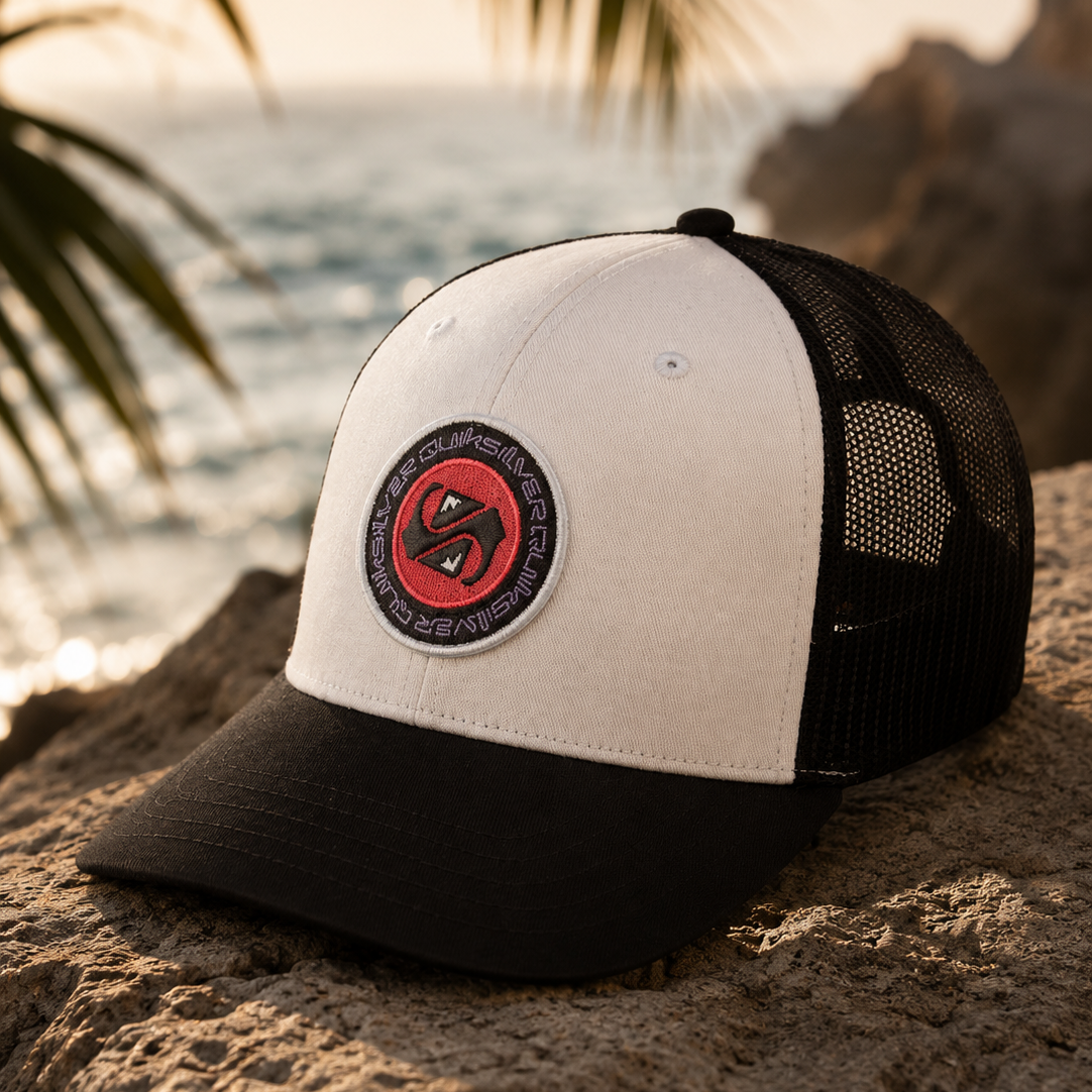 Gorra trucker Quiksilver Decades Cotton negra y blanca hombre estilo surf lifestyle premium junto al mar
