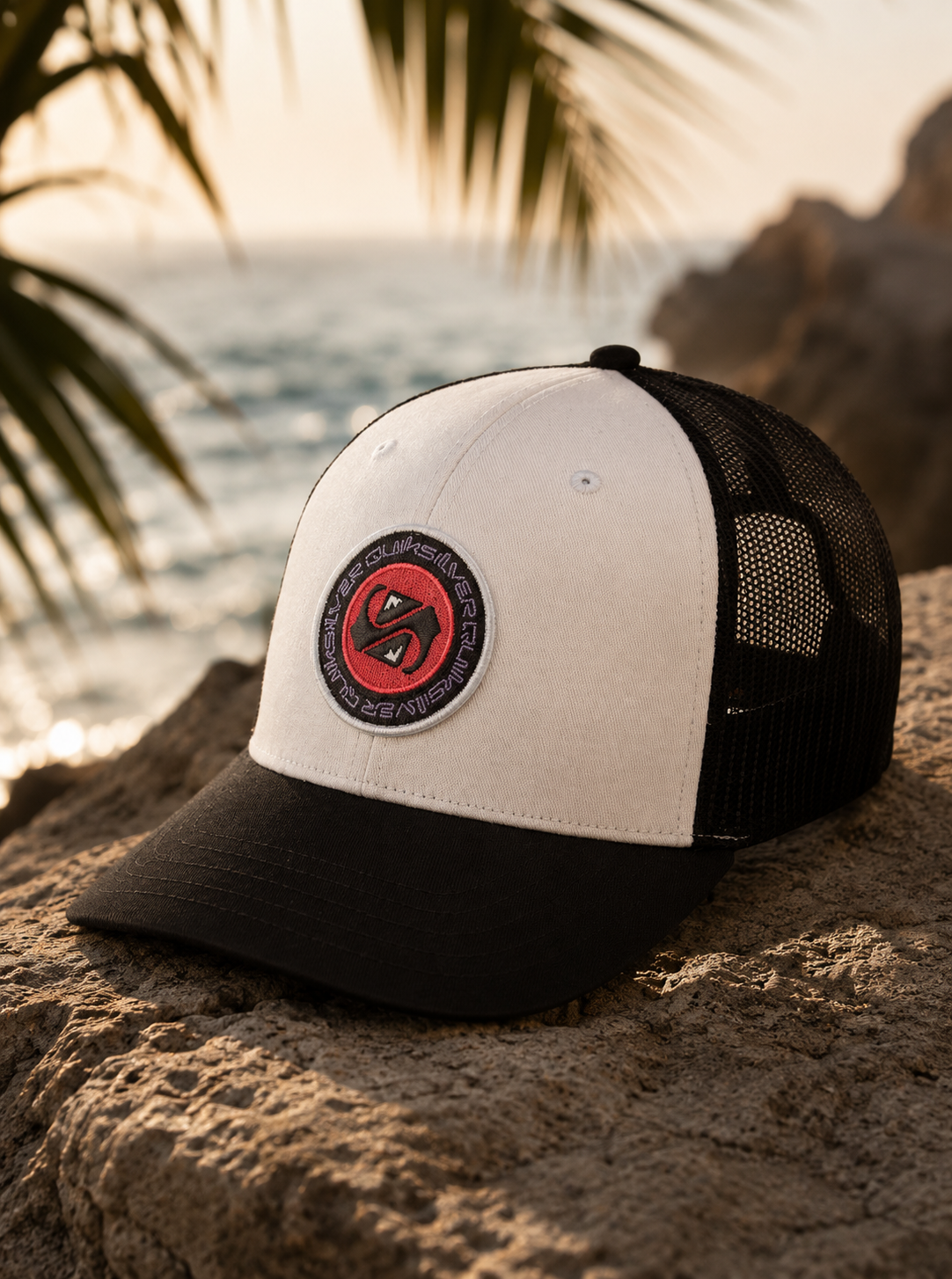 Gorra trucker Quiksilver Decades Cotton negra y blanca hombre estilo surf lifestyle premium junto al mar