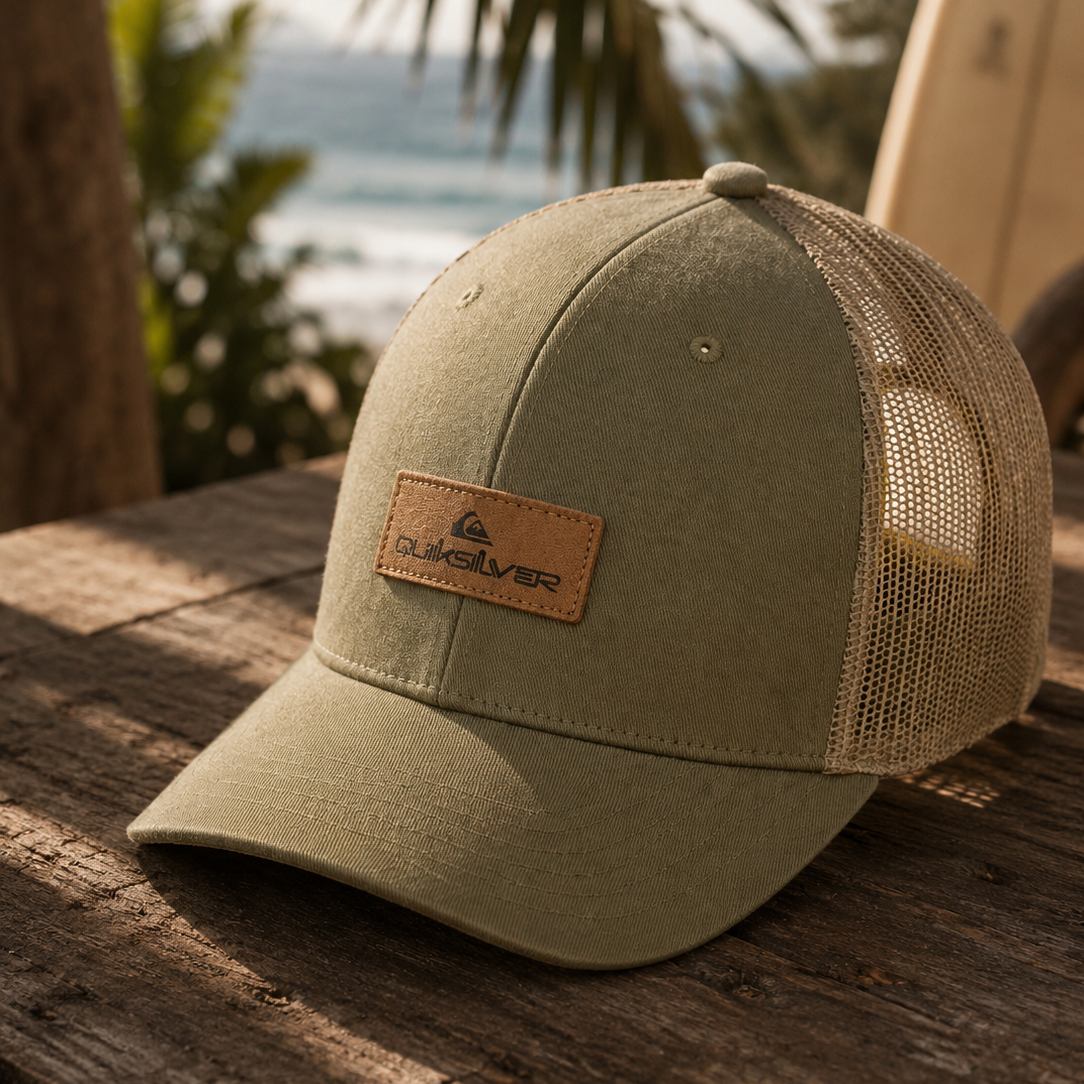 Gorra trucker Quiksilver Down Tech Seneca Rock beige hombre estilo surf premium junto a la playa