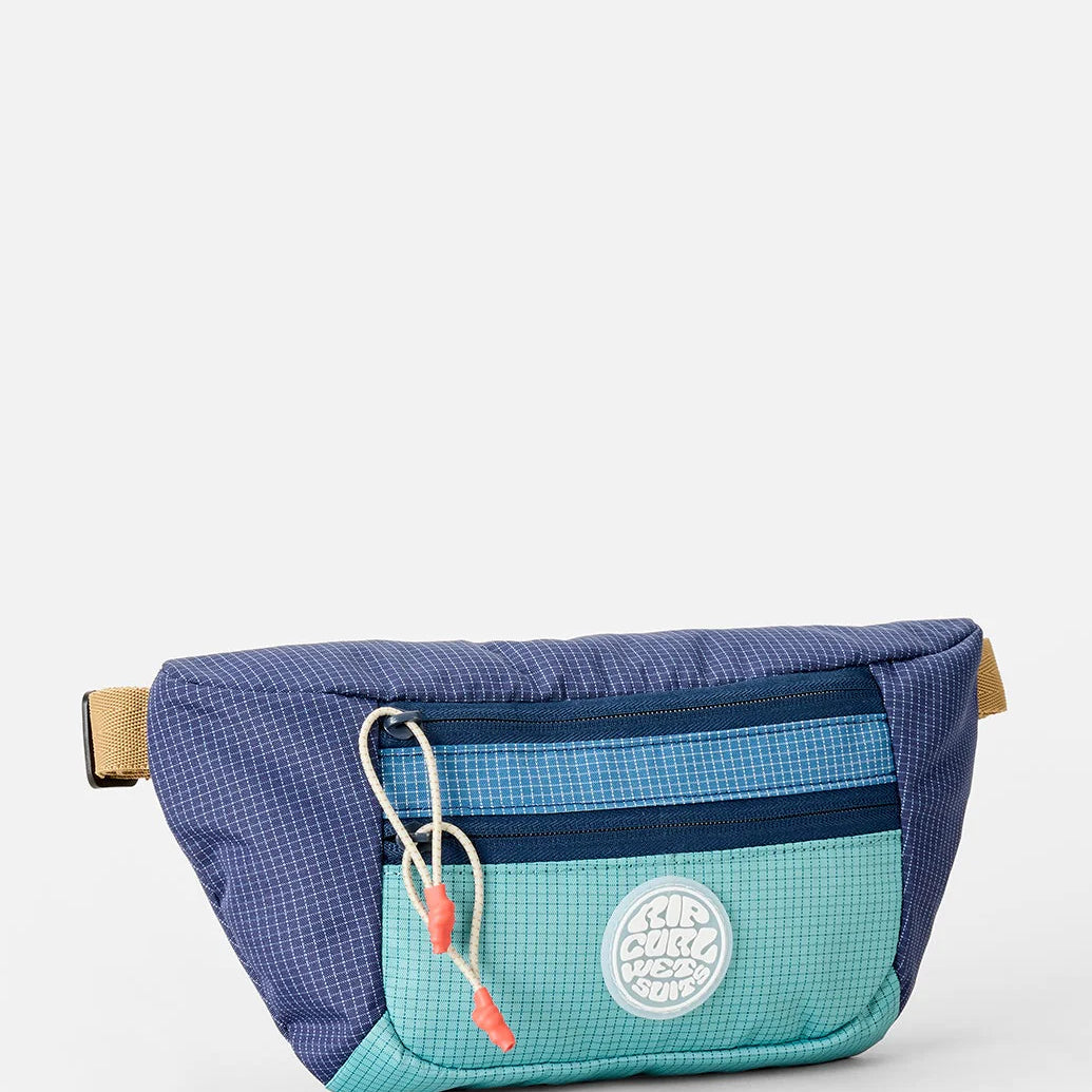 Riñonera Rip Curl Rip Waist Bag Multicolor en tonos azul y turquesa inspirados en el océano para viajes, playa y surf lifestyle