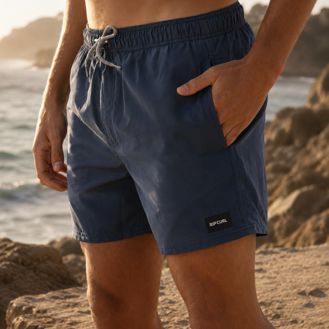 Bañador Rip Curl Offset Volley 15 azul marino hombre estilo surf premium en playa rocosa