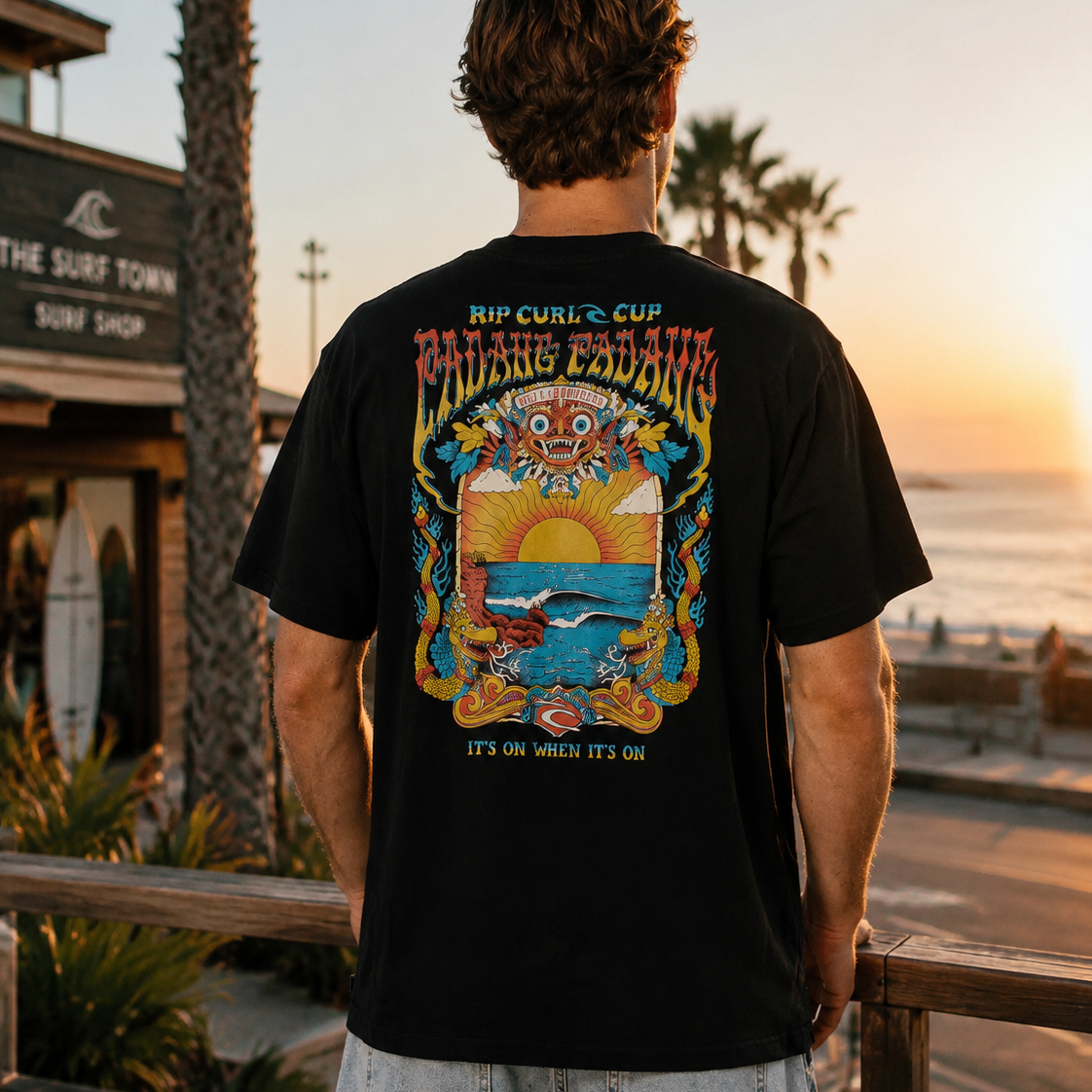 Camiseta Rip Curl hombre negra con diseño surf tropical en paseo marítimo lifestyle premium al atardecer Costa del Sol