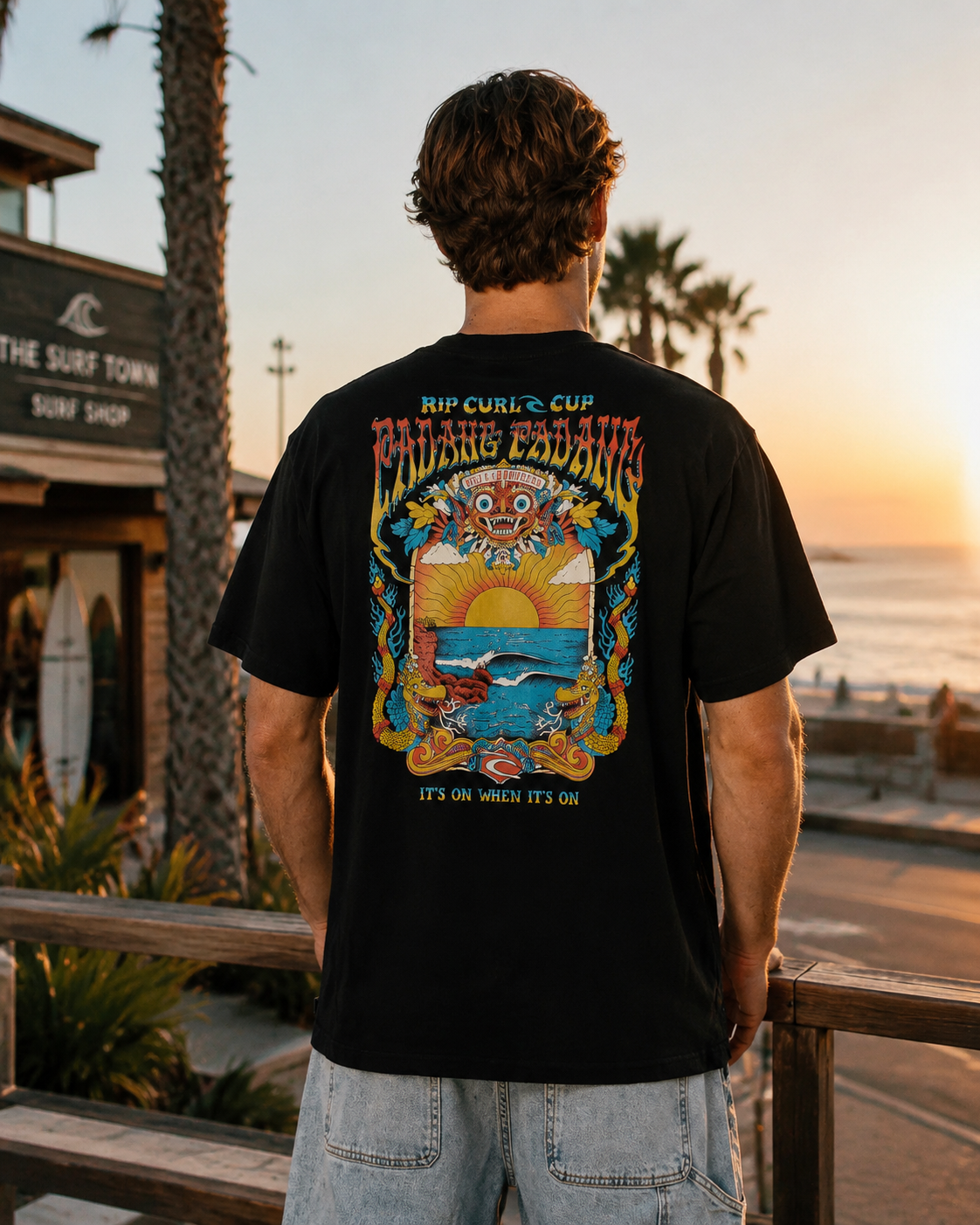 Camiseta Rip Curl hombre negra con diseño surf tropical en paseo marítimo lifestyle premium al atardecer Costa del Sol
