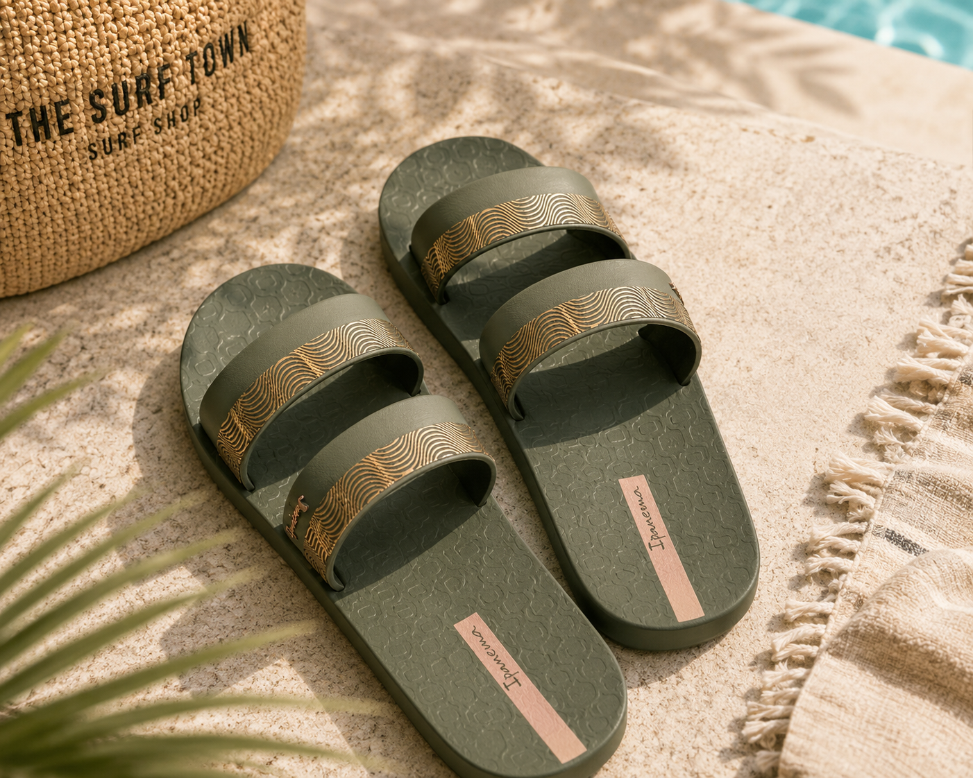 Sandalias verdes Ipanema tipo slide para mujer en ambiente resort mediterráneo premium