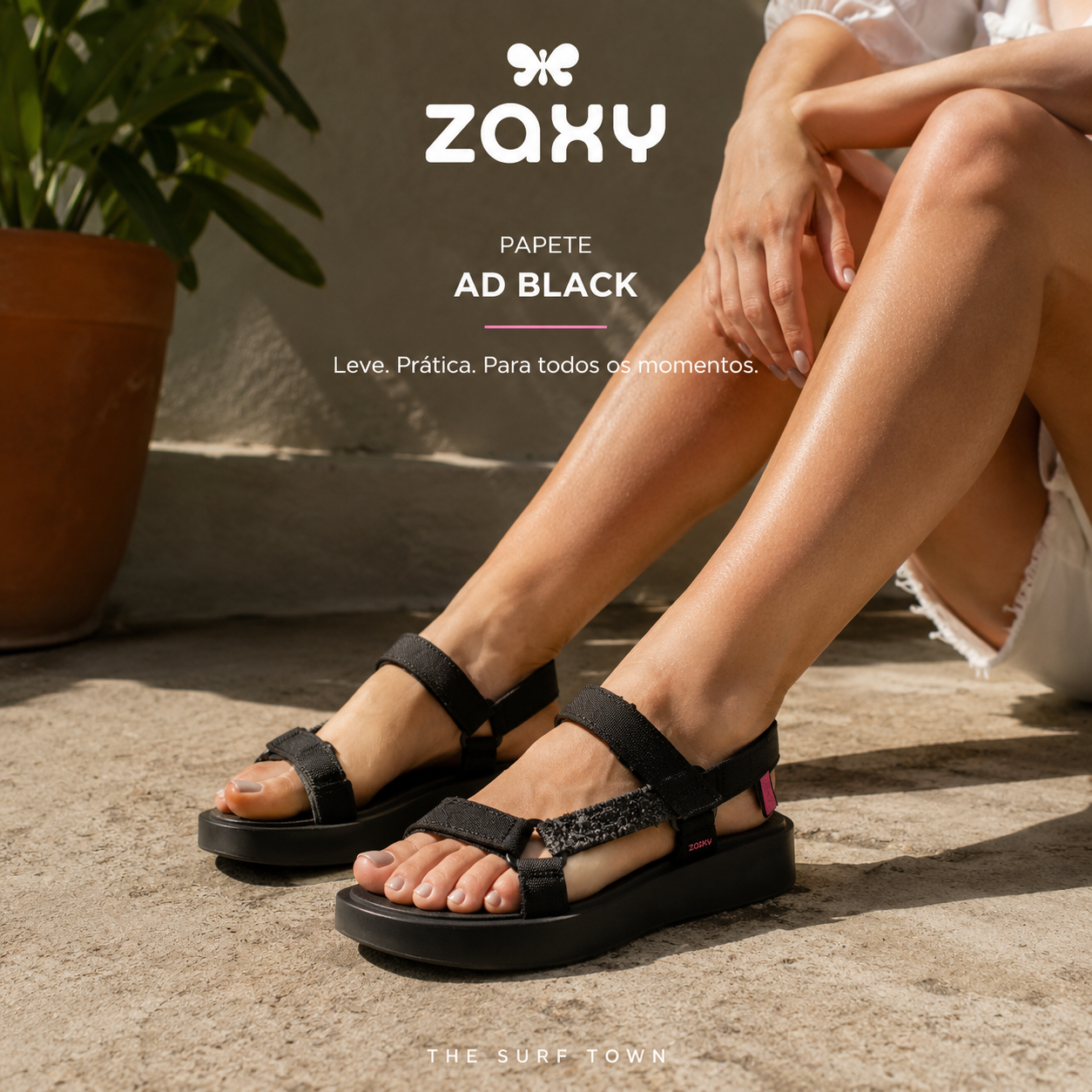 Sandalias Zaxy Primavera Papete AD Black para mujer en fotografía editorial propia de THE SURF TOWN con estilo casual veraniego y moda cómoda para el día a día